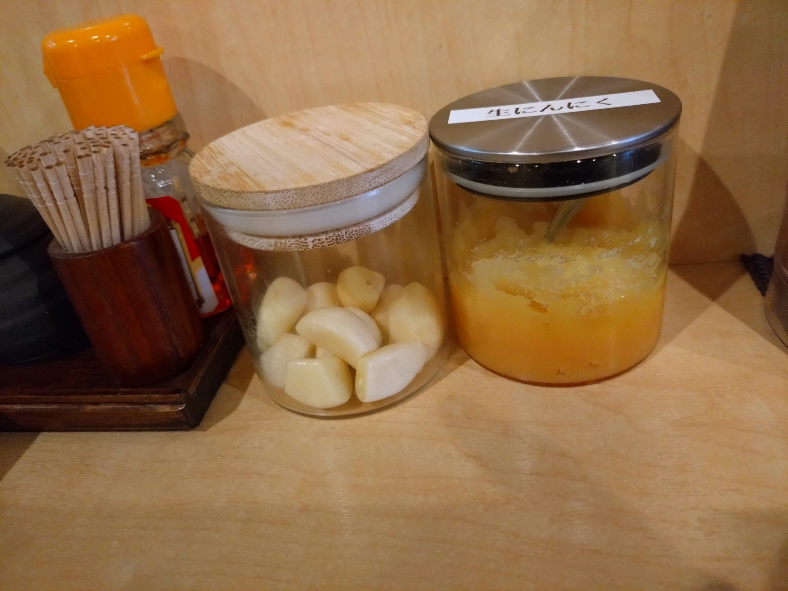 ニンニク2種 卓上のニンニク2種類