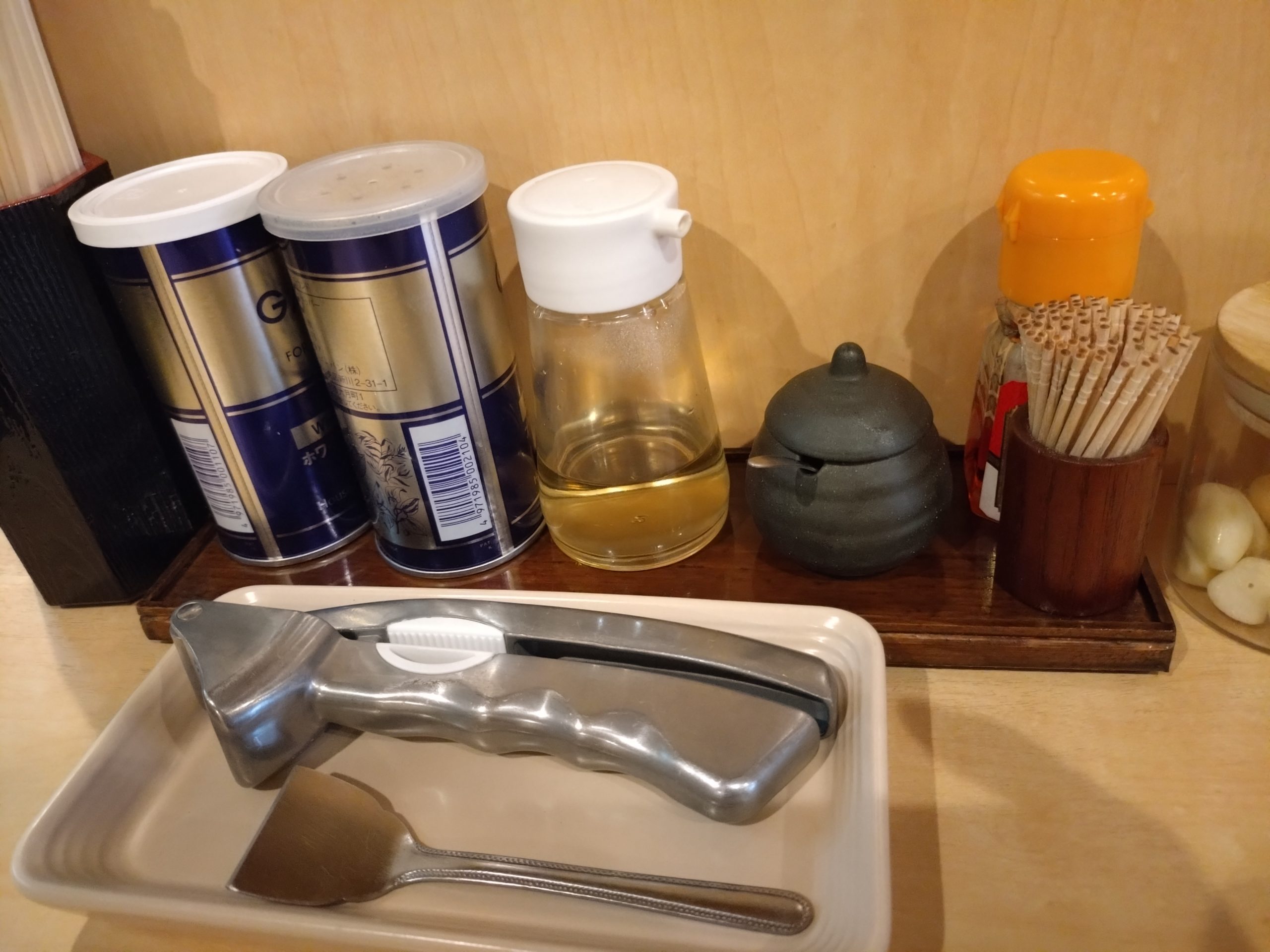 卓上調味料 ニンニク潰し機とヘラ