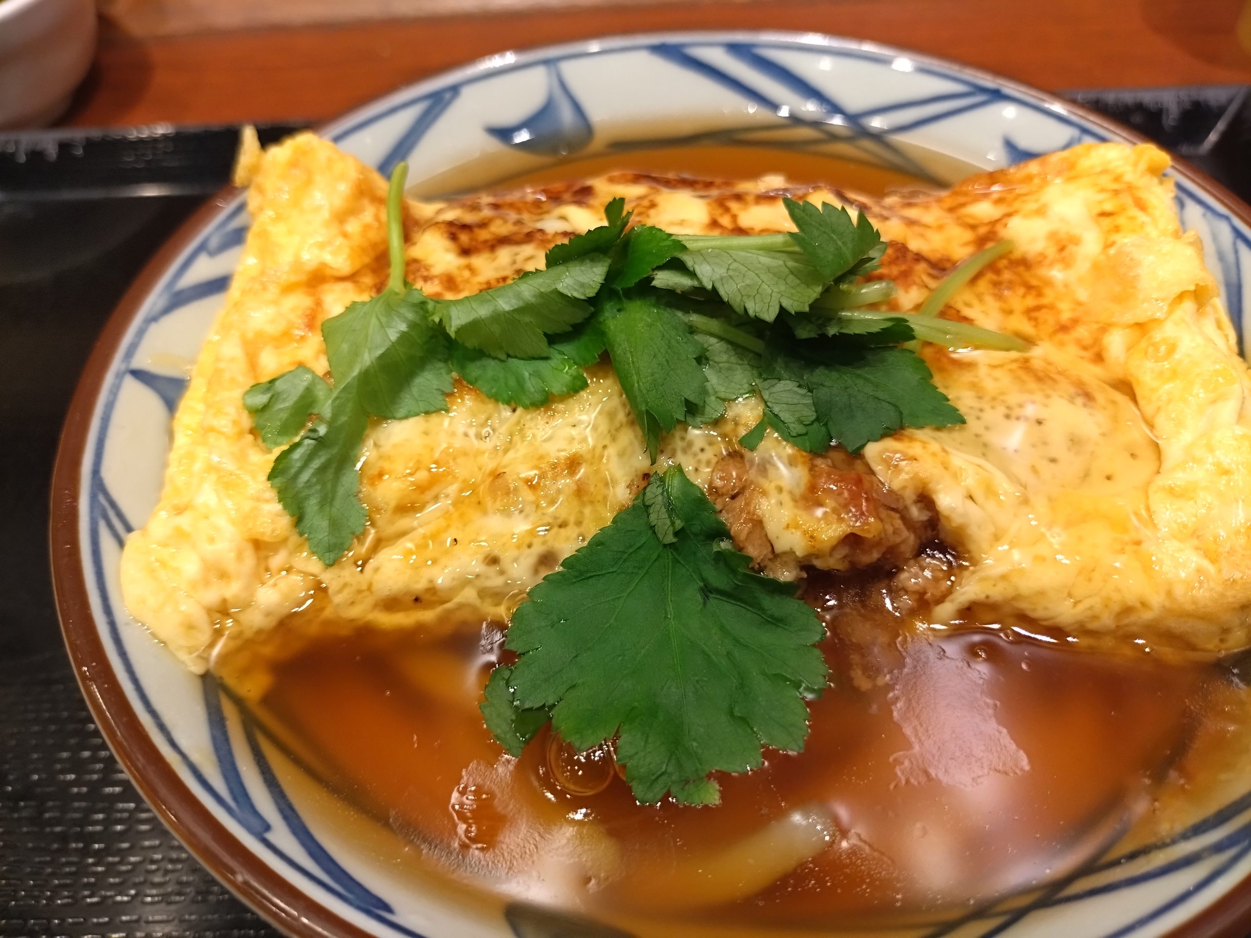 丸亀製麺 玉子好きのための肉づつみうどん 斜めから撮影