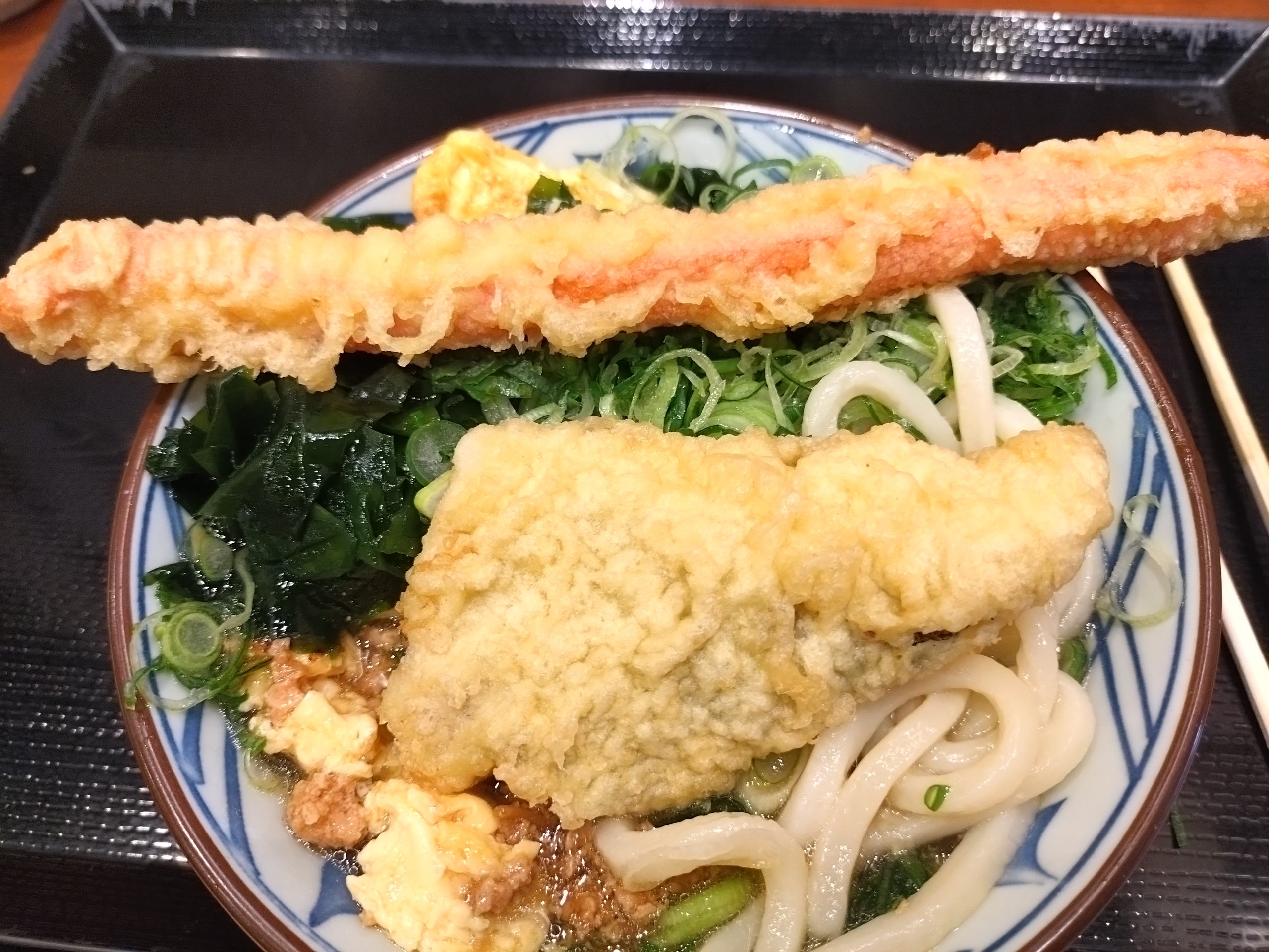 カニカマ天と鯛天を追加した玉子好きのための肉づつみうどん