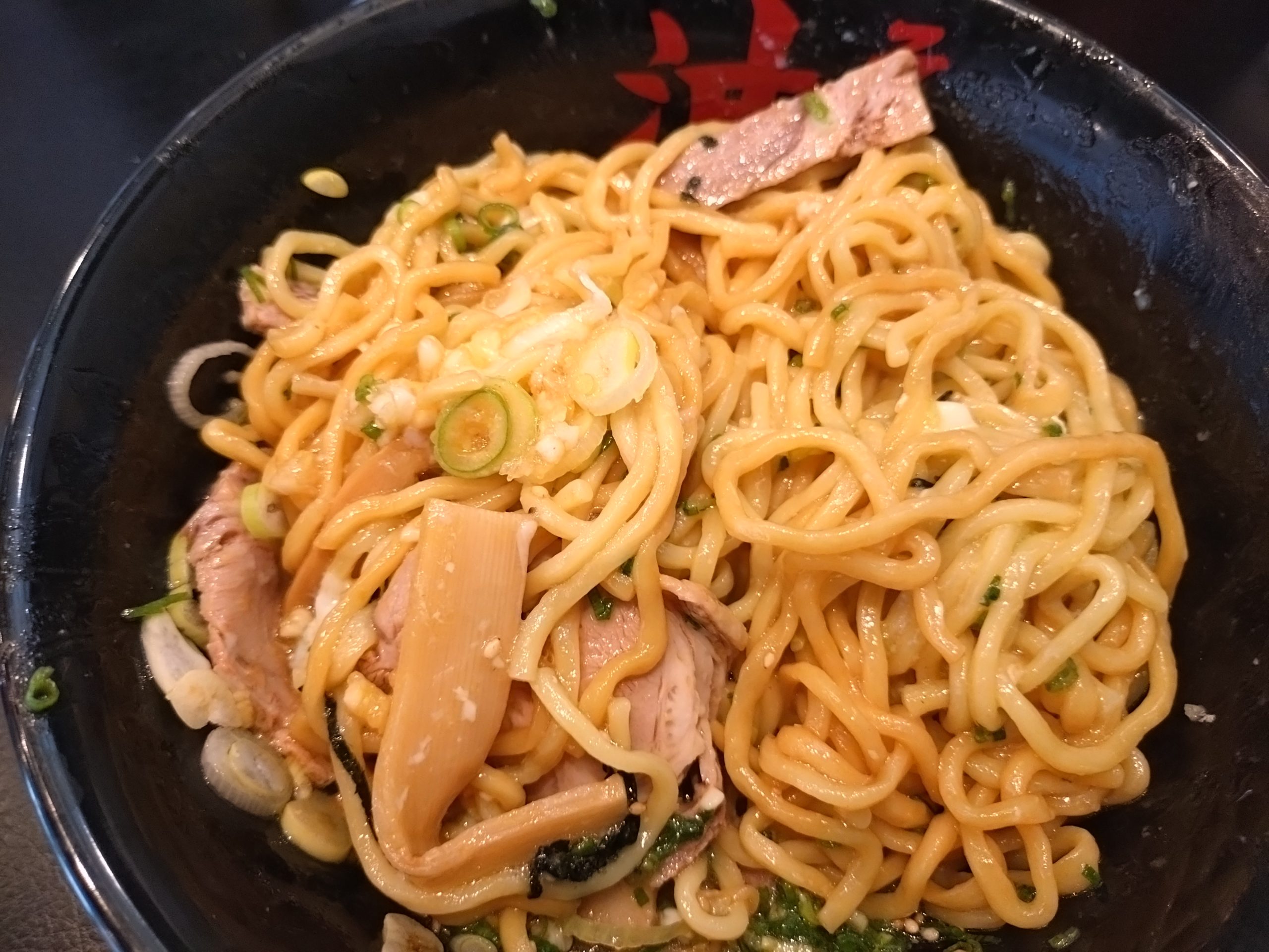 油そばをかき混ぜた後の状態