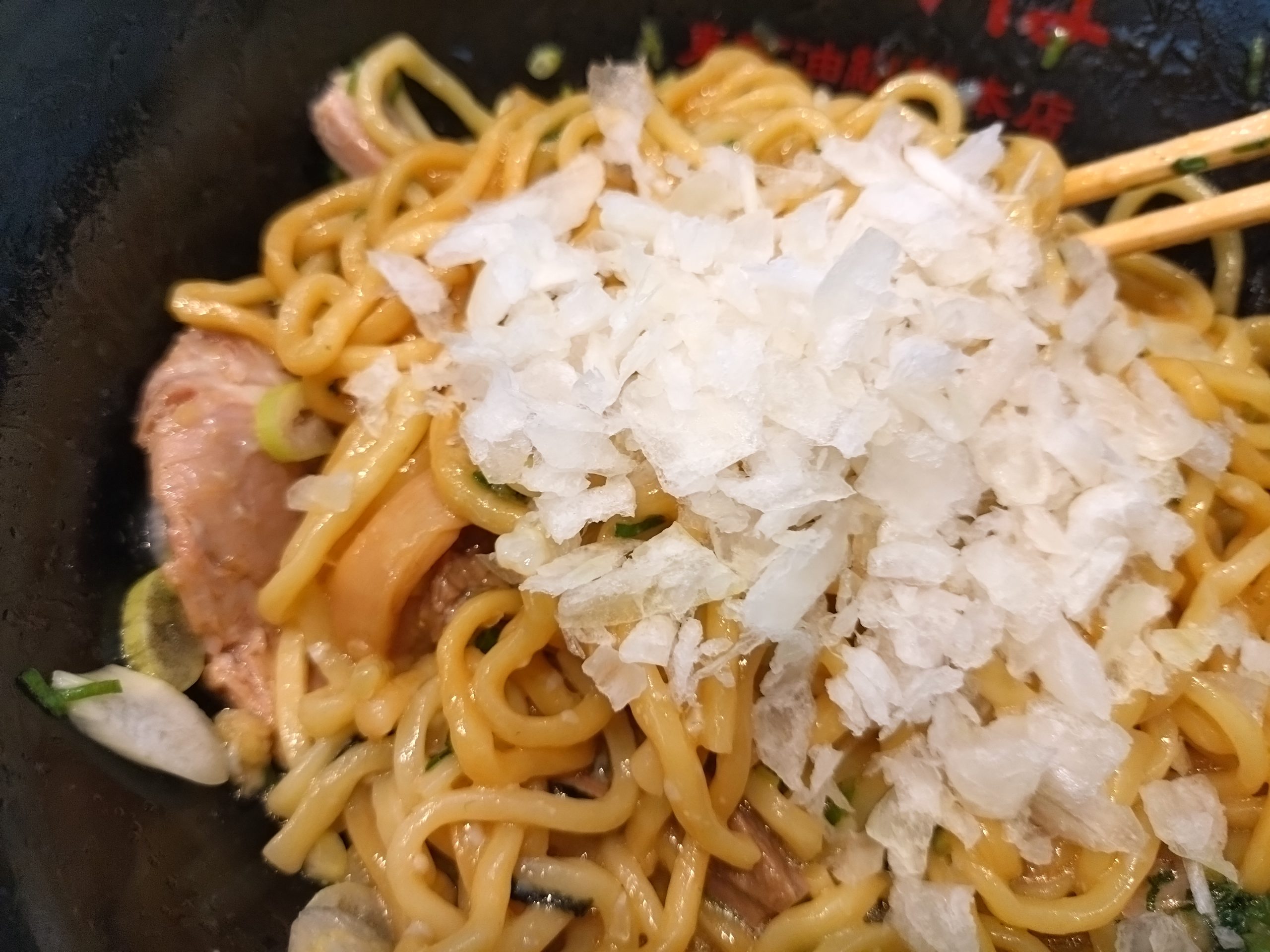 油そばに刻み玉ねぎを投入した状態