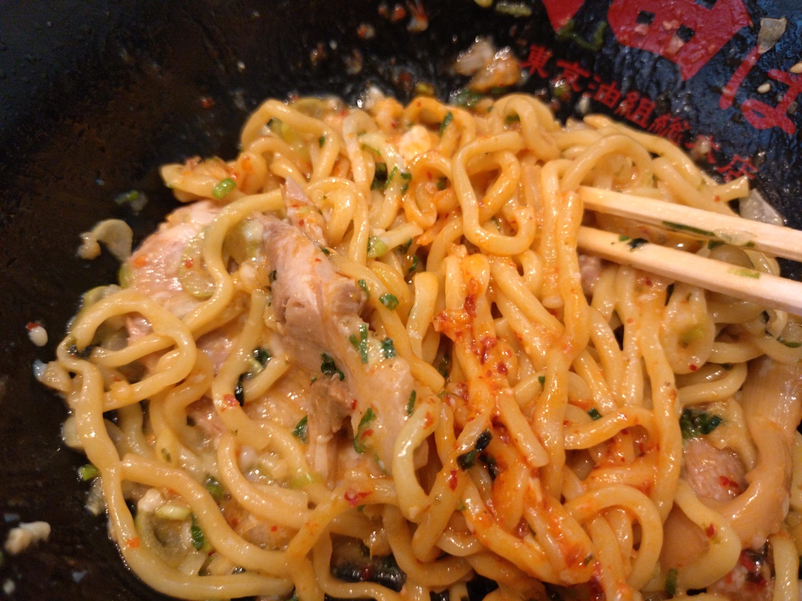 油そばに辛味噌を投入した状態