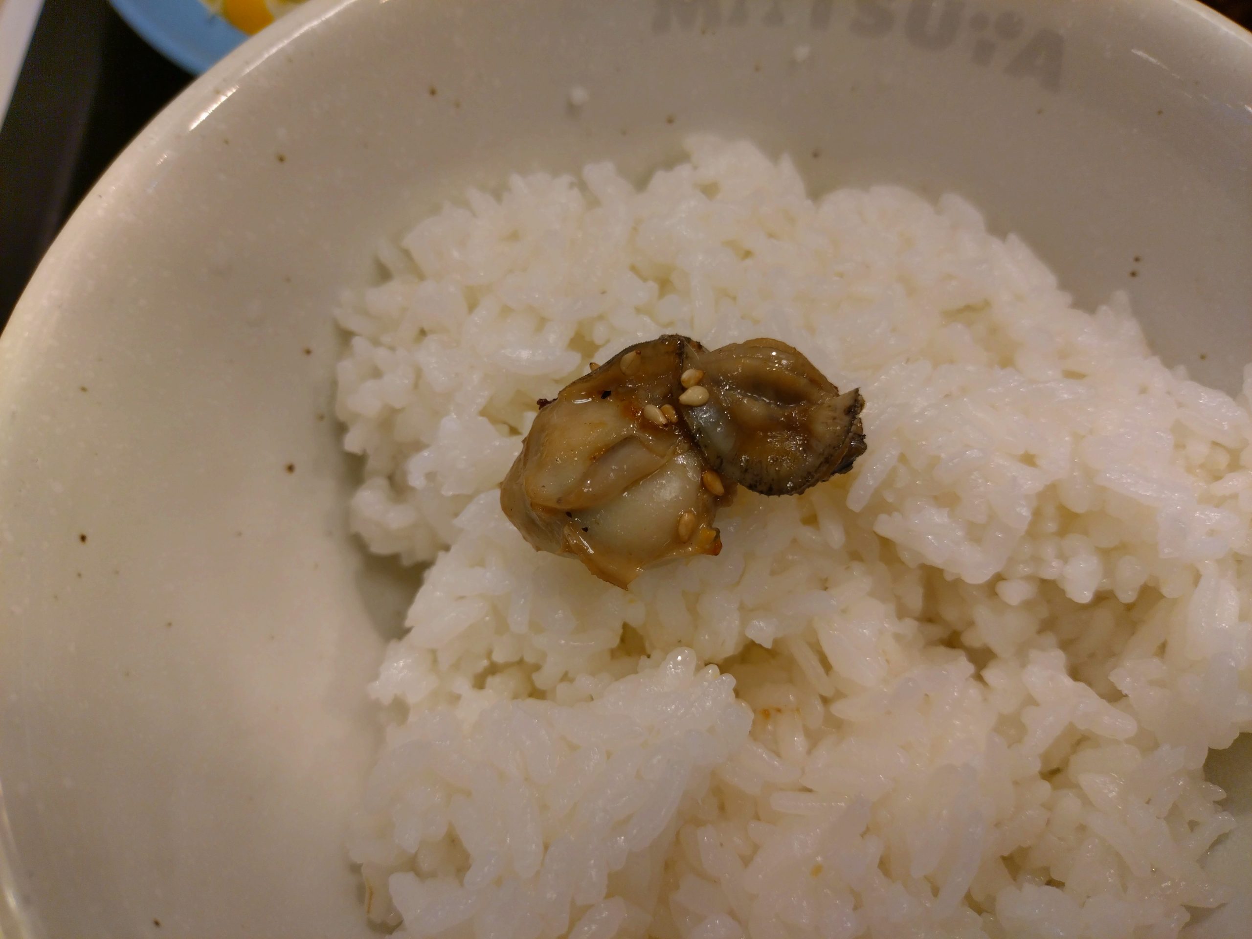 牡蠣のサイズ感と存在感を確認 松屋 牛肉と牡蠣のオイスターソース炒め定食 牡蠣をご飯にのせた写真