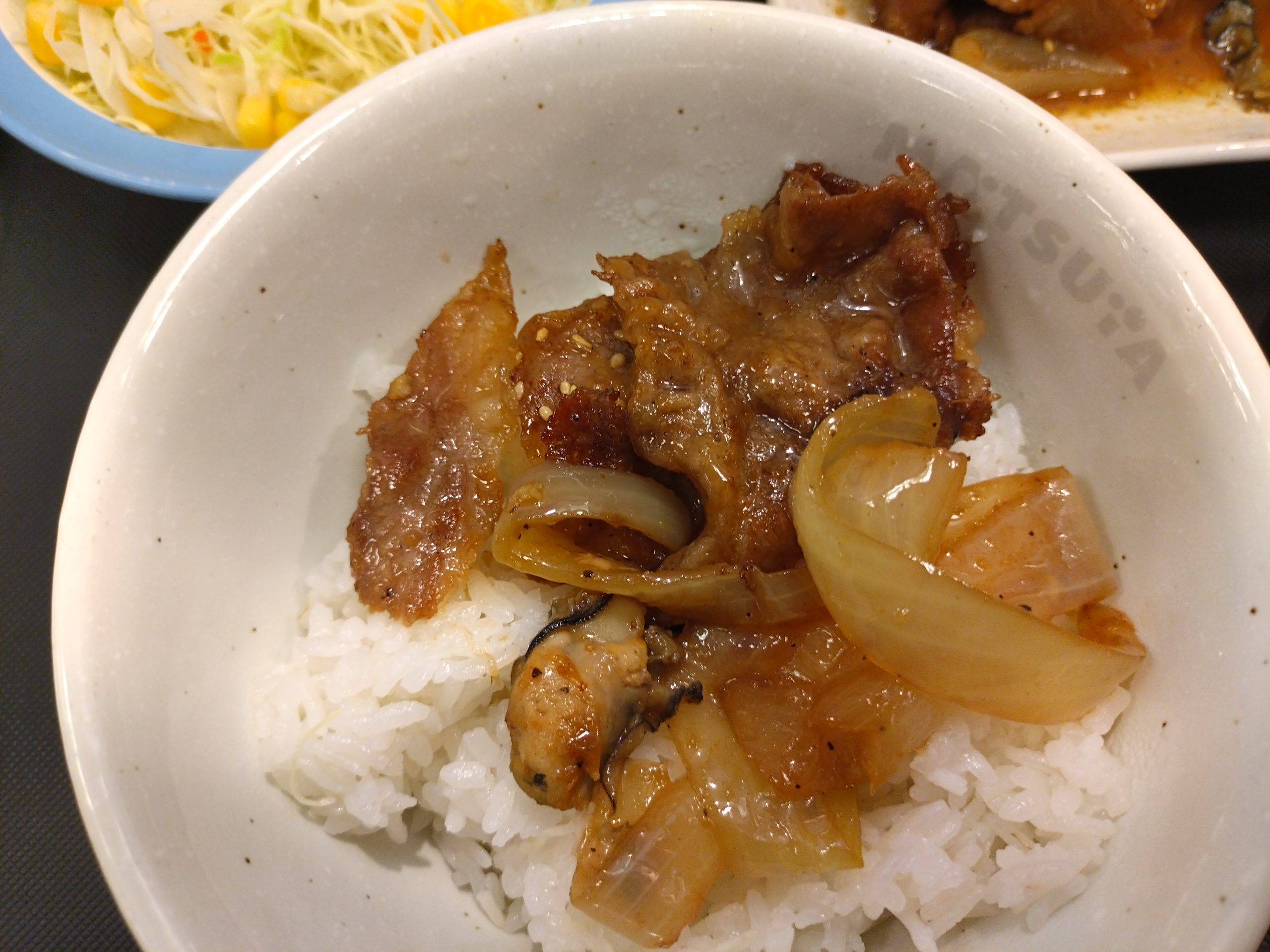 丼化は楽だが完成度は変わらない 松屋 牛肉と牡蠣のオイスターソース炒め定食 丼にした写真