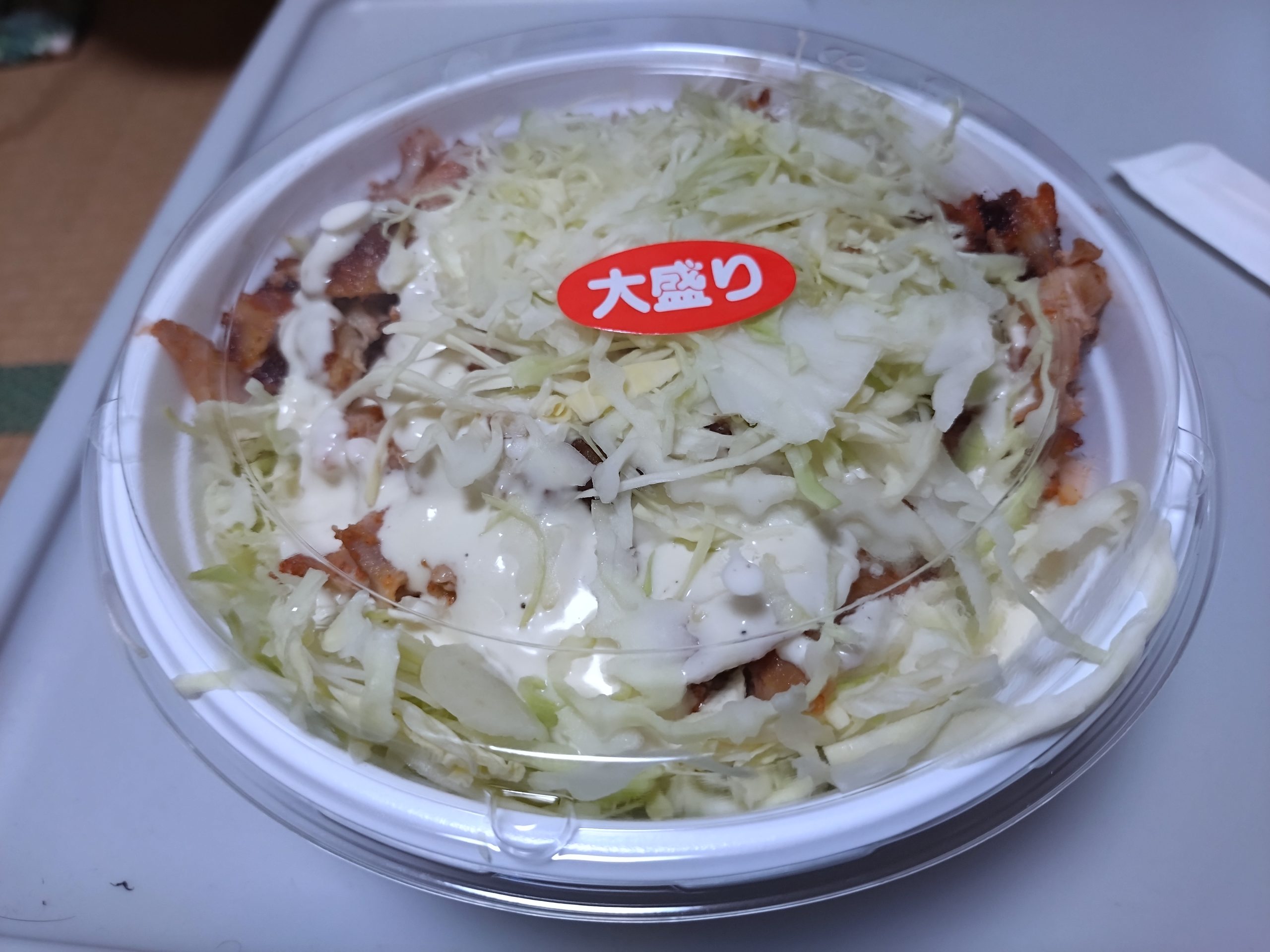 ケバブ丼のふたあり斜めからの写真