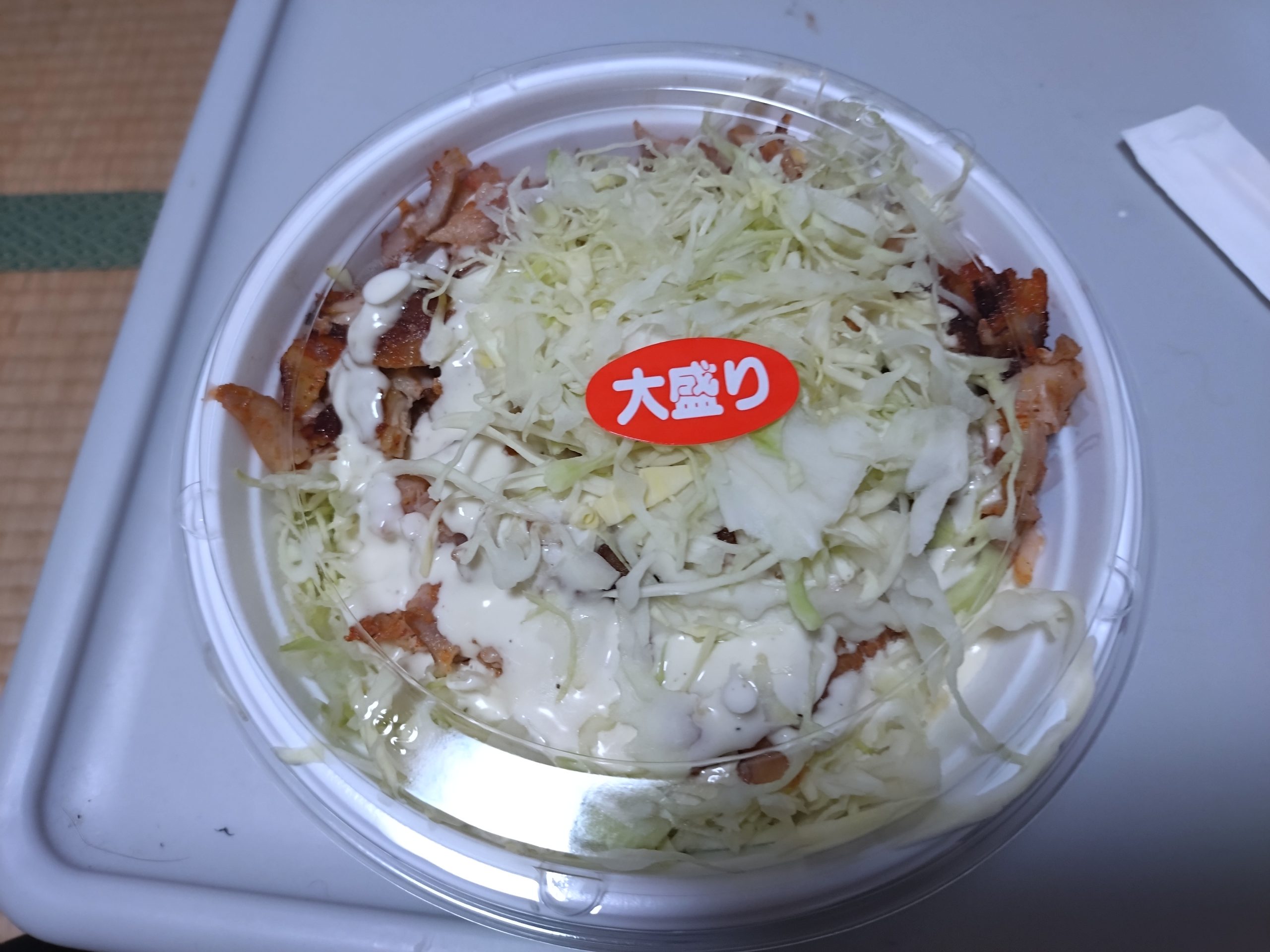 ハッピーケバブ市川店のケバブ丼大盛りふたあり上から