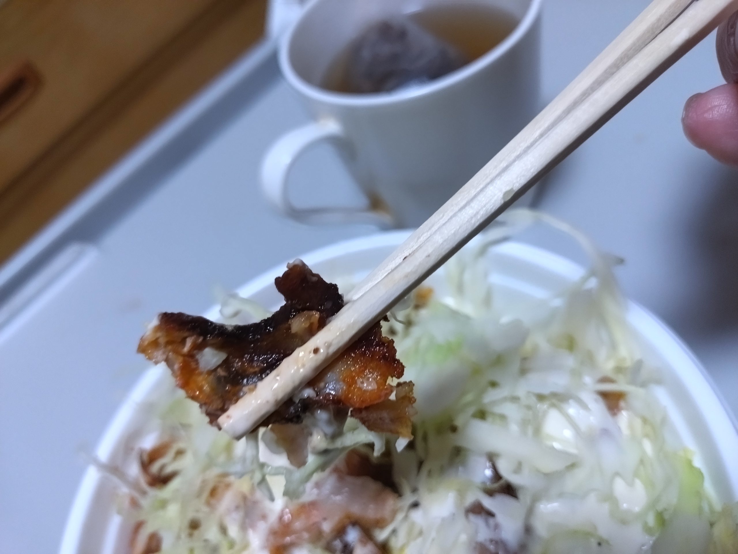 ケバブ丼の肉を持ち上げた写真