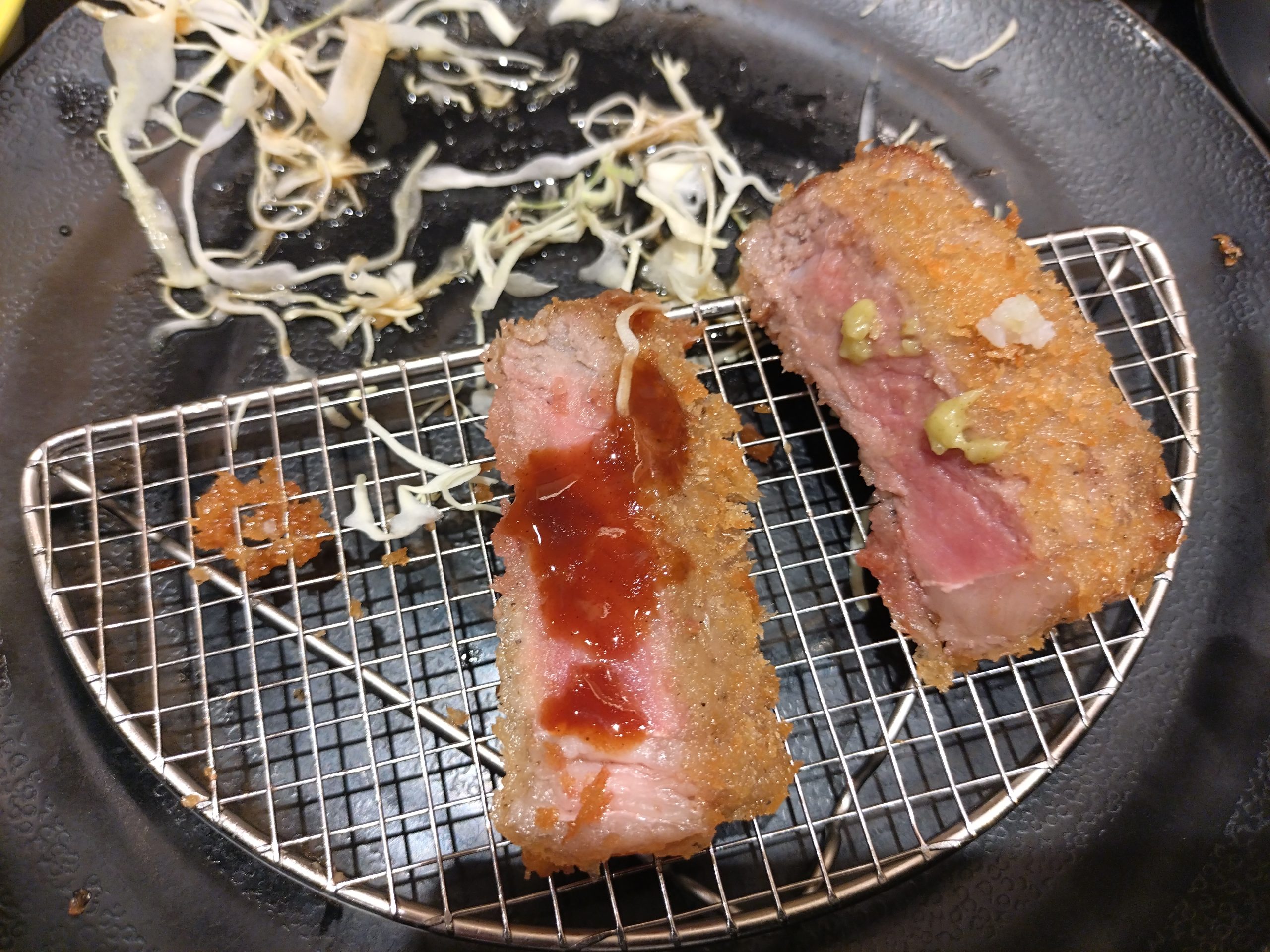 ソース実食 牛サーロインかつにソースをつけた状態