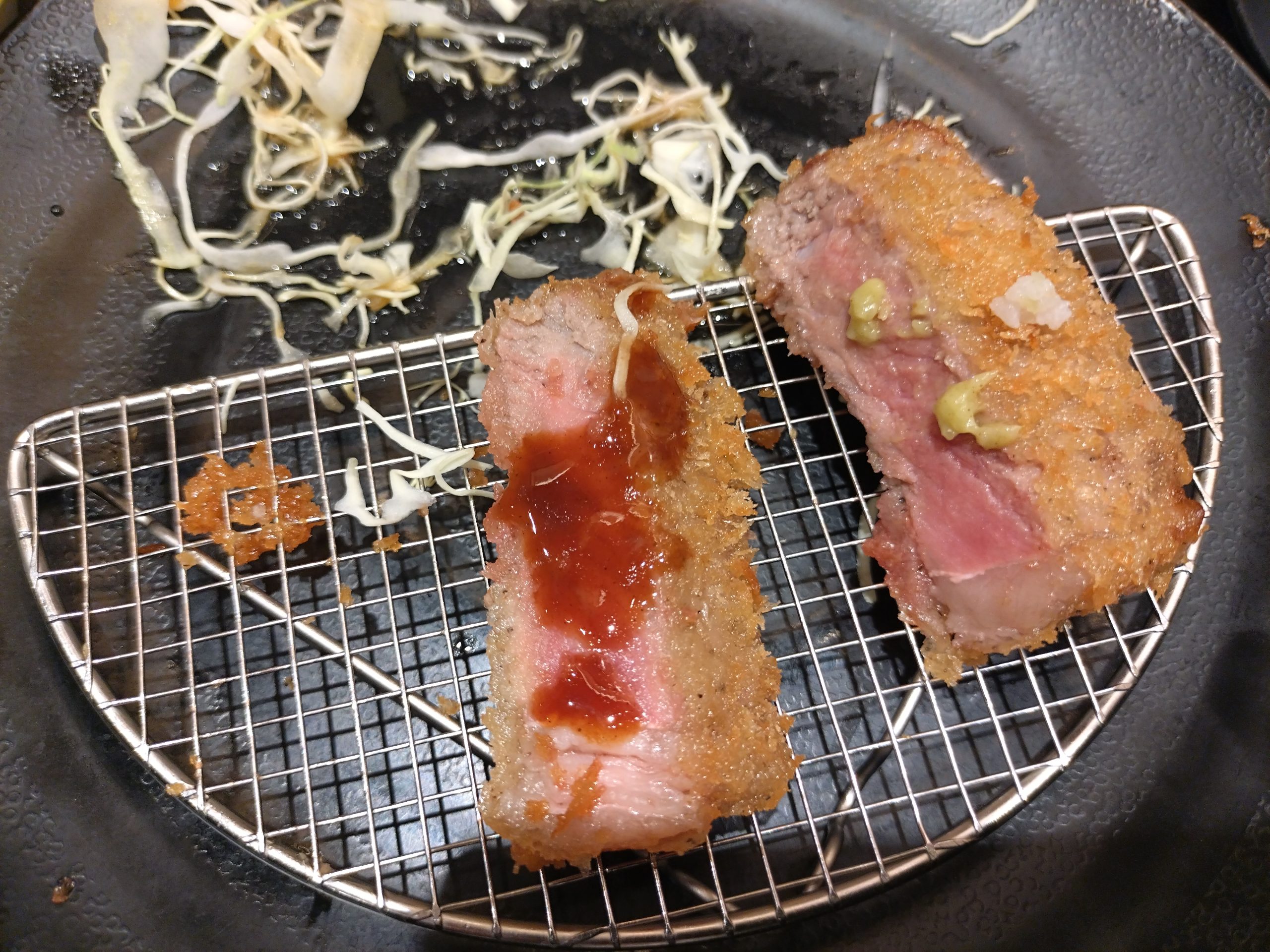 わさび実食 牛サーロインかつにわさびをつけた状態