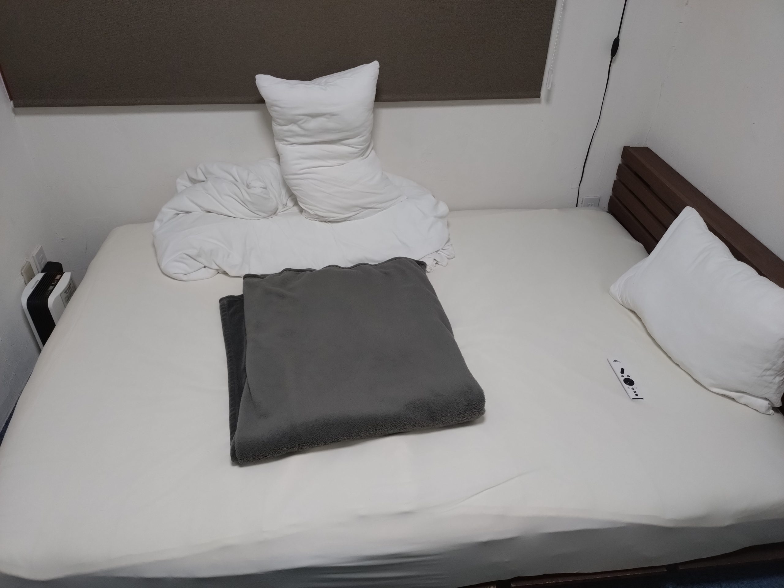 WE HOME HOTEL＆KITCHEN 市川・船橋 シアタールームのベッドから見上げる位置関係