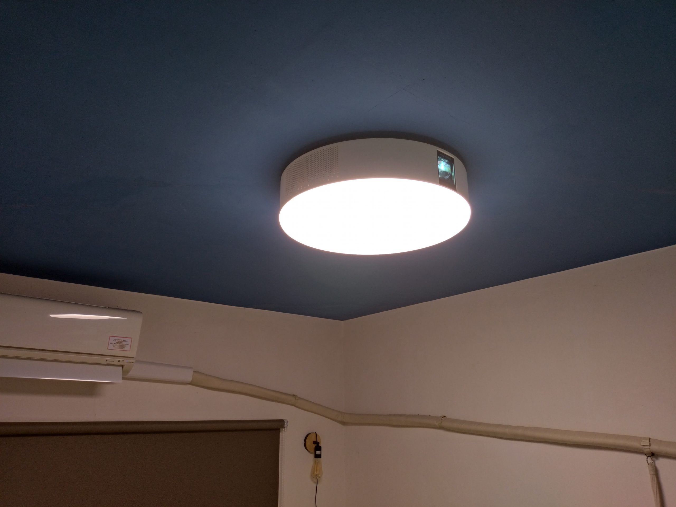 WE HOME HOTEL＆KITCHEN 市川・船橋のシアタールーム｜天井プロジェクターとリモコン（乃木坂46ライブ鑑賞の検証）