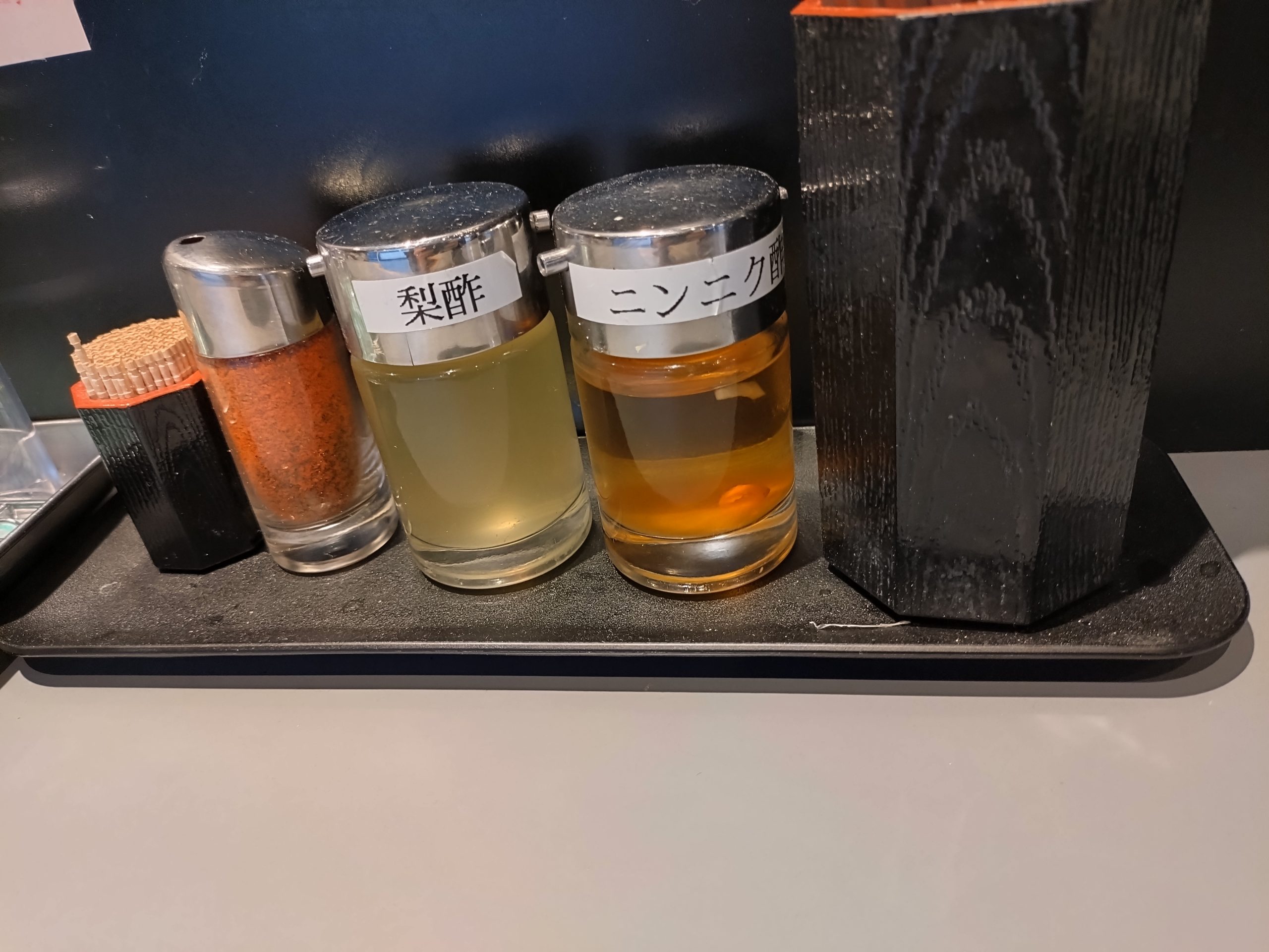 卓上のニンニク酢と梨酢