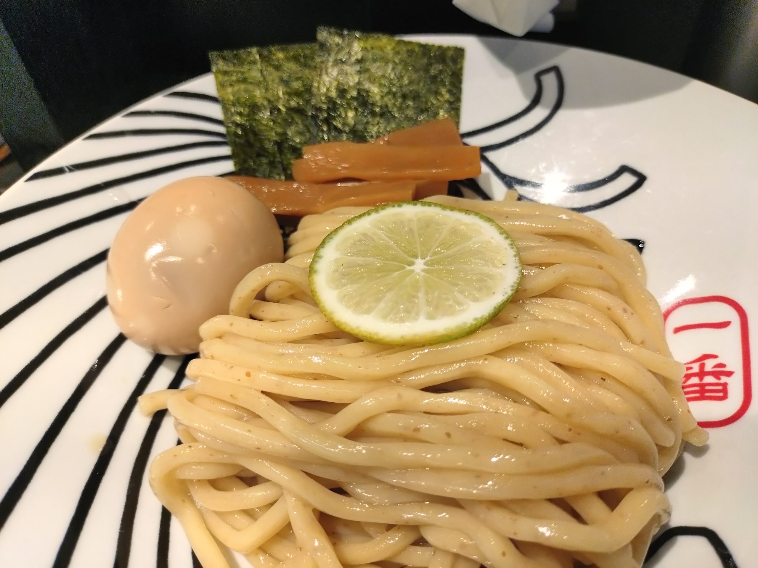 味玉つけ麺の斜め写真。中太麺とトッピングが見える