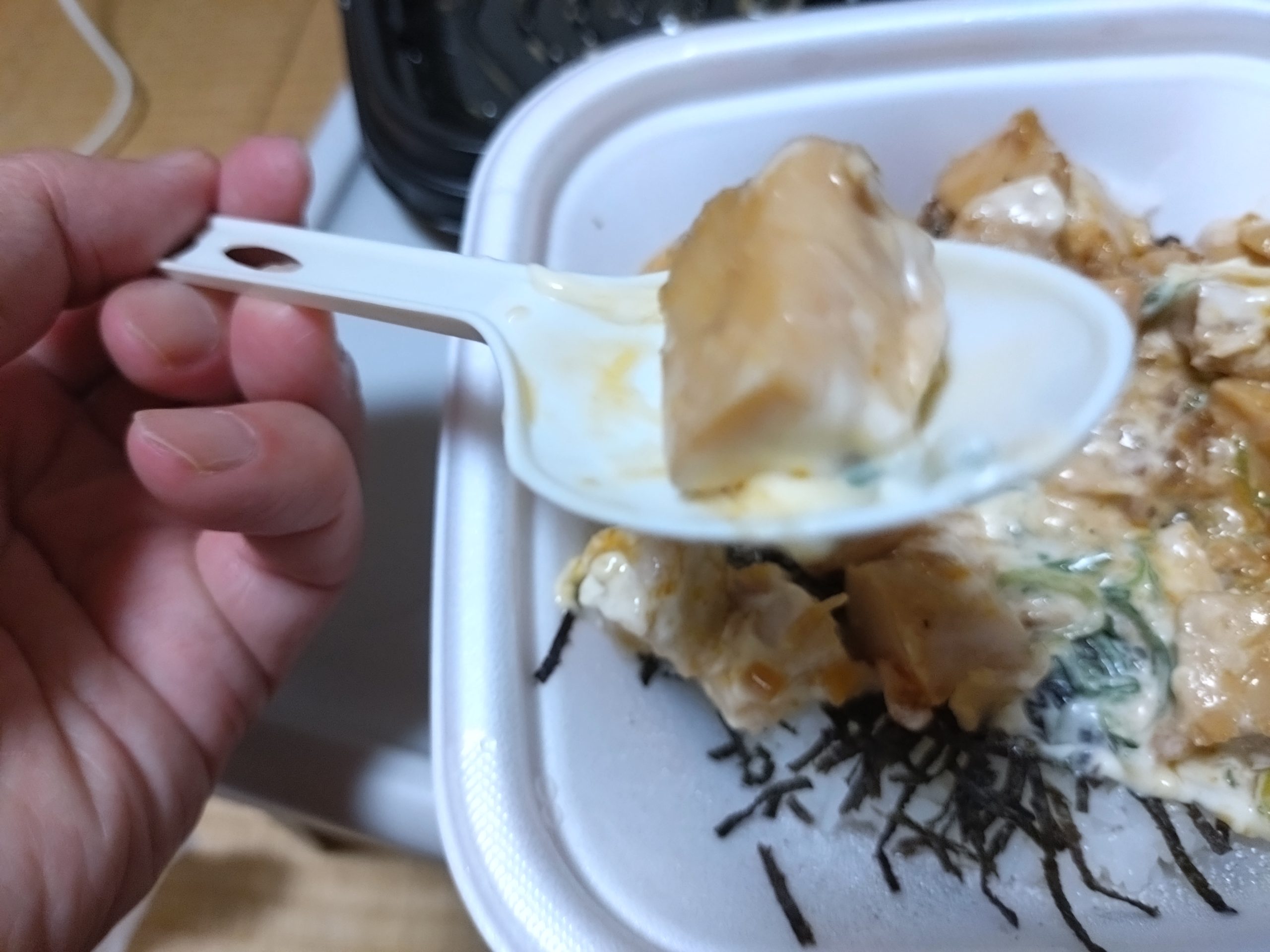炙りマヨ辣鶏めし 鶏肉アップ