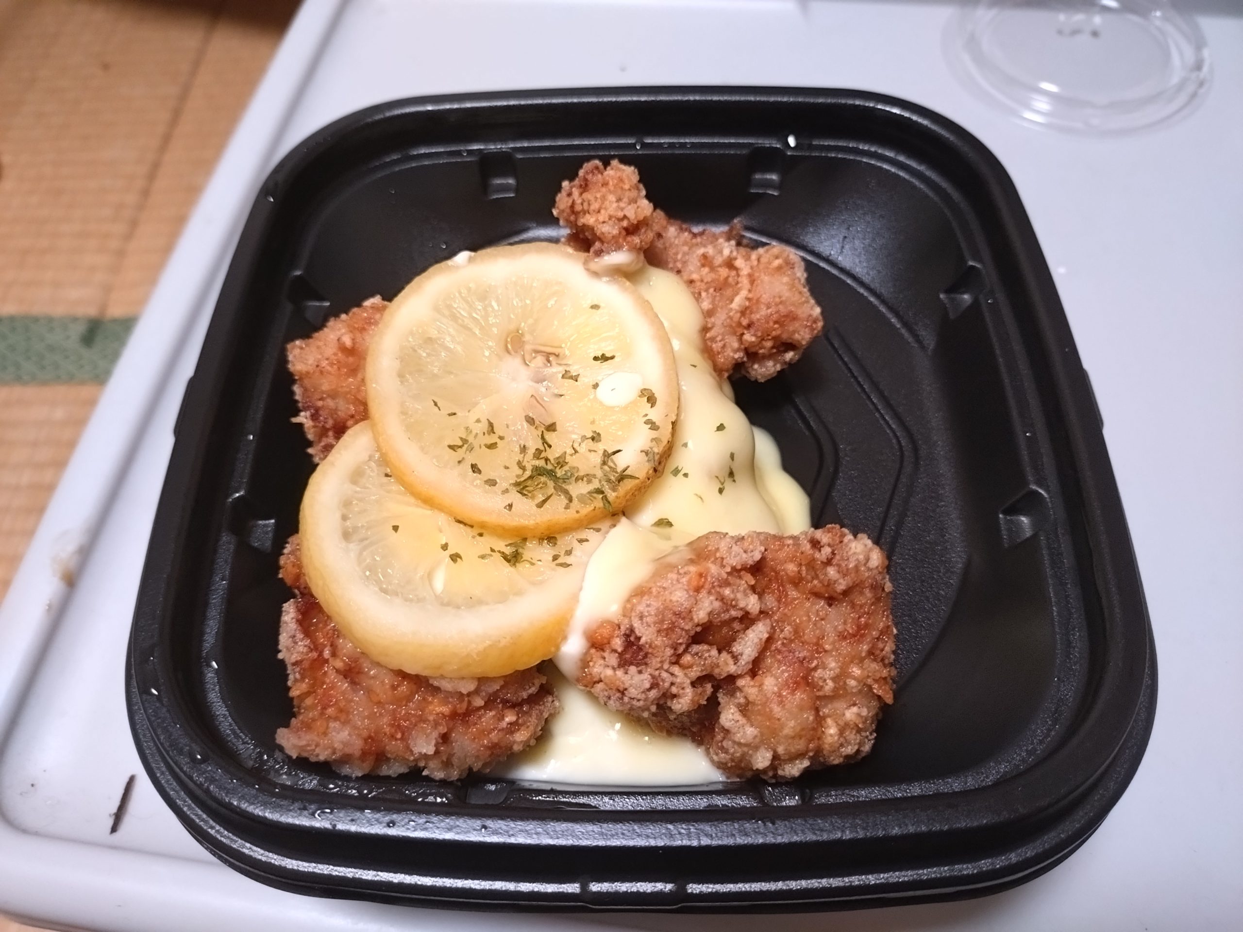 松のやハニーレモン唐揚げ レモンスライスとマヨソース