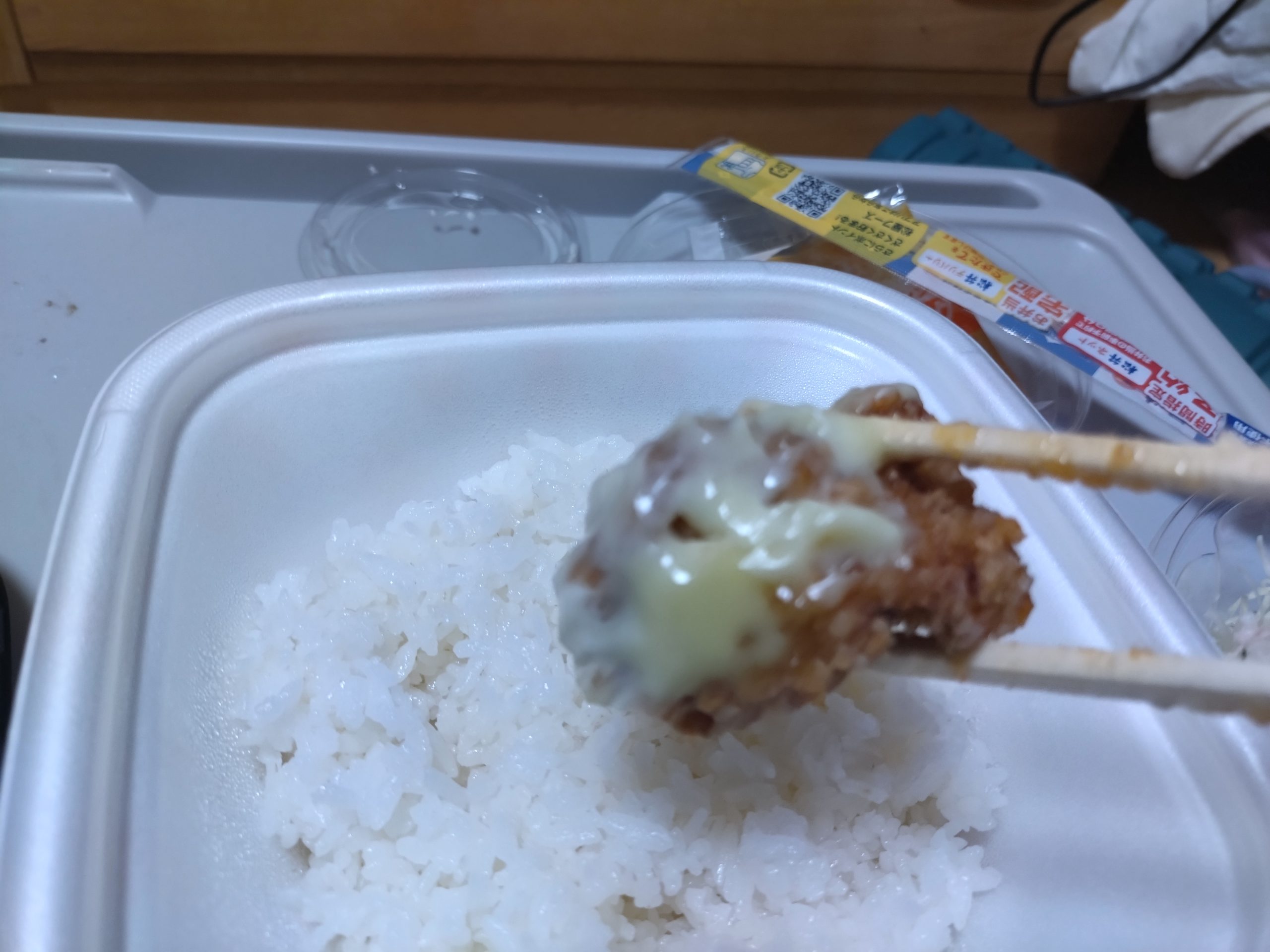 松のやハニーレモン唐揚げを1個持ち上げた写真