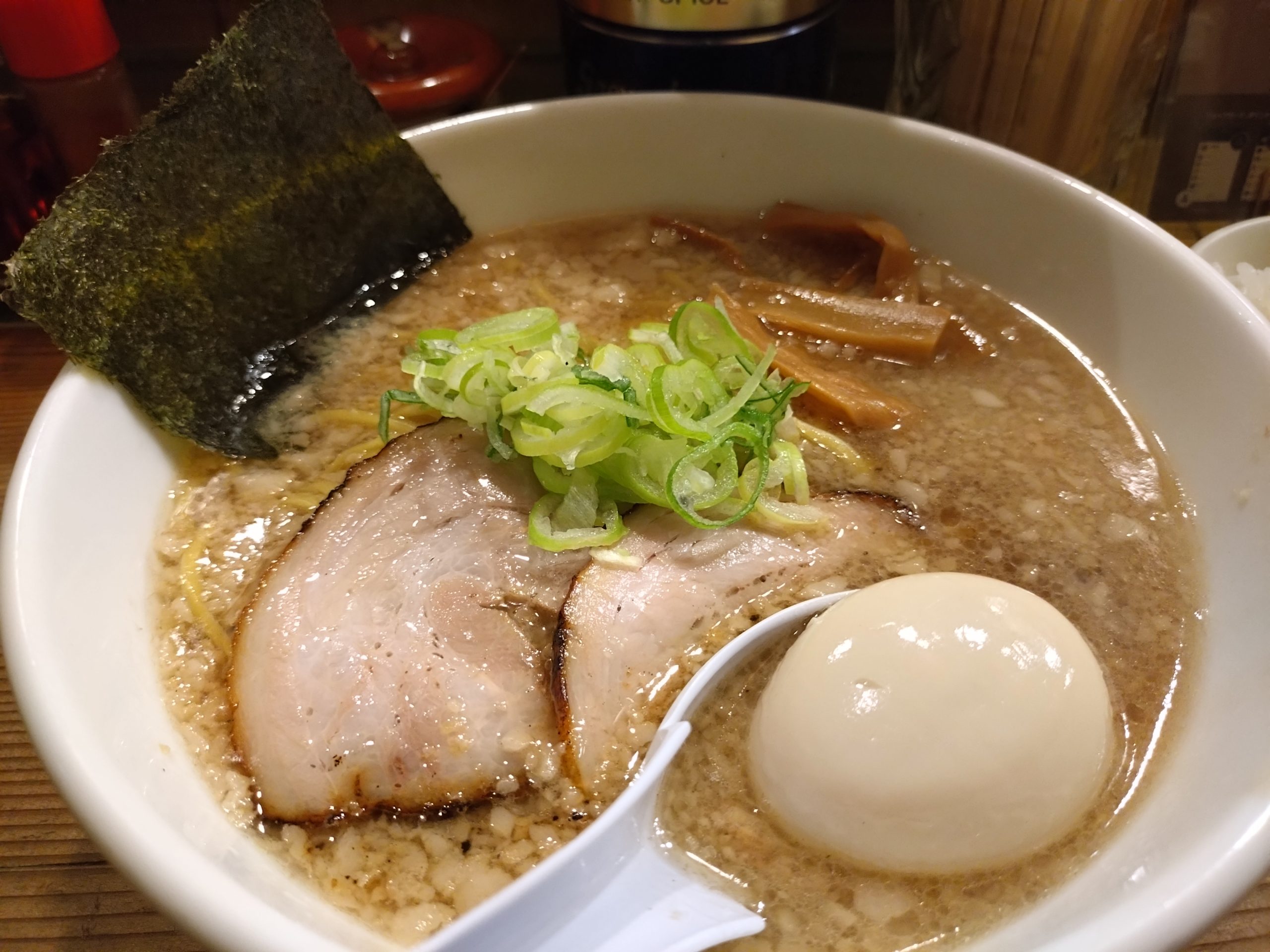 輝宗の背脂醤油ラーメン味玉トッピング