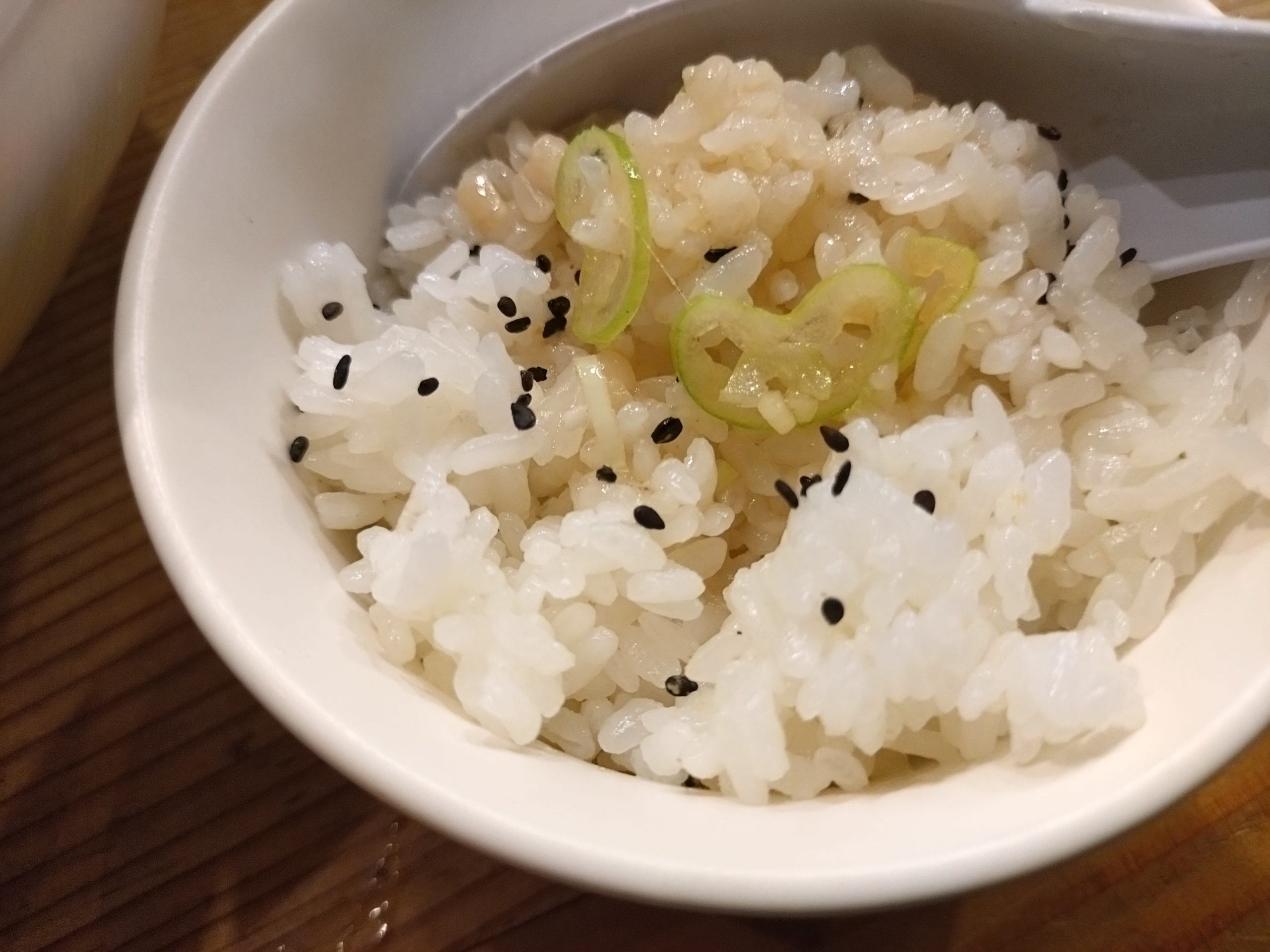 半ライスにラーメンスープをかけた様子