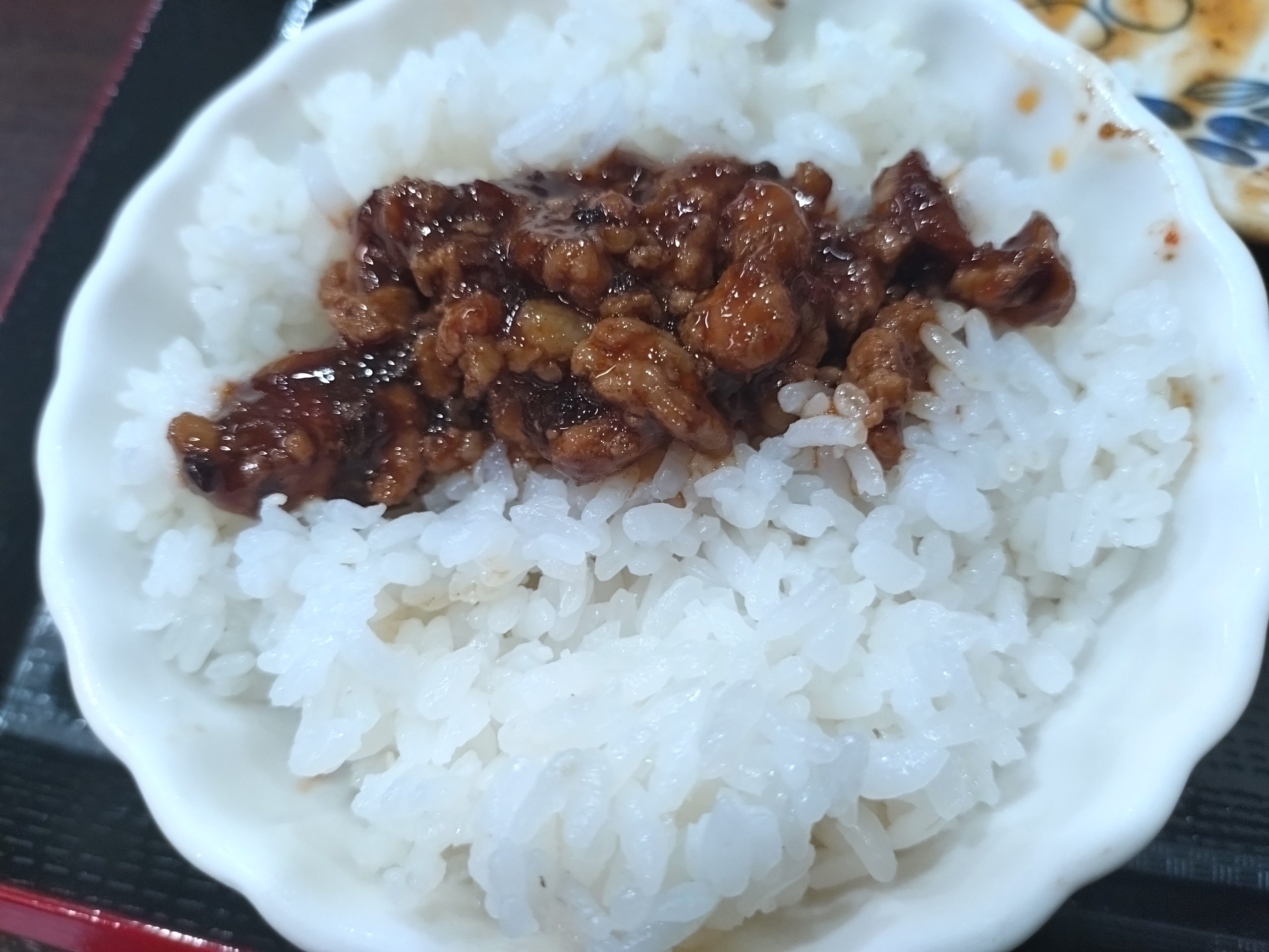 麻婆ナスの挽肉をご飯に乗せた様子