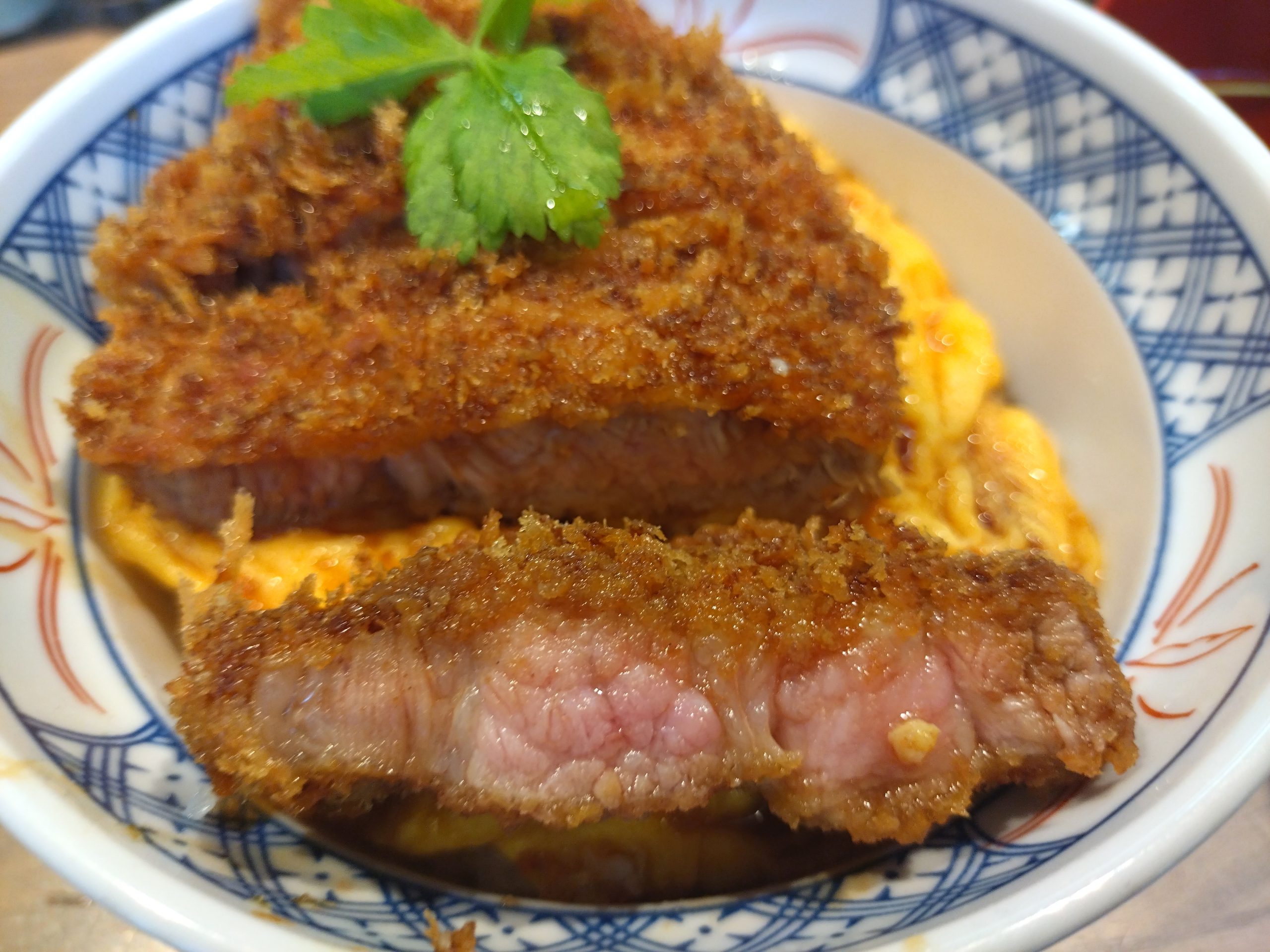 本八幡 とじないかつ丼 カツ断面 本八幡 とじないかつ丼 カツ断面