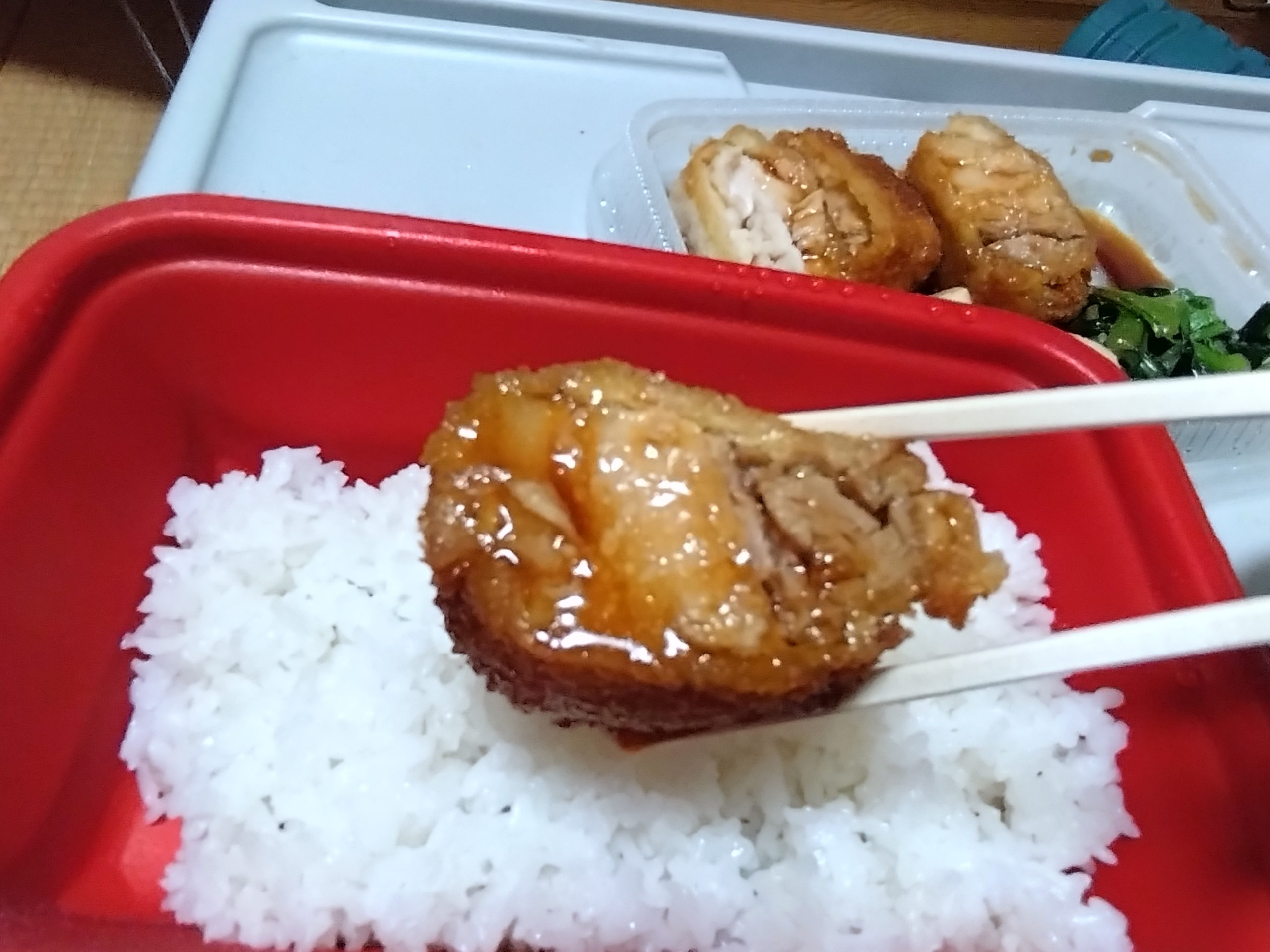 松のや角煮を箸で持ち上げた写真