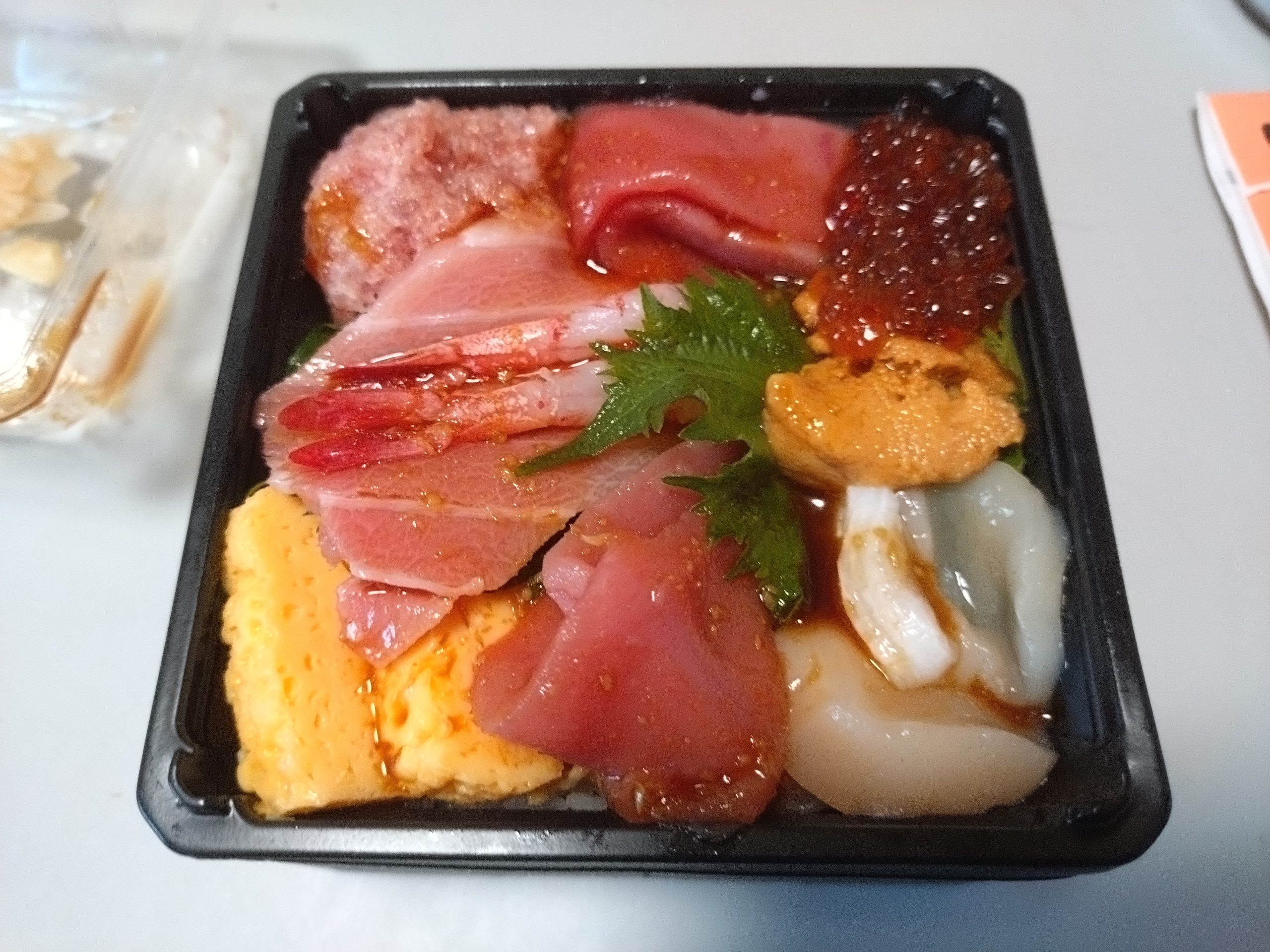 豪華本鮪三昧丼弁当 醤油をかけた状態