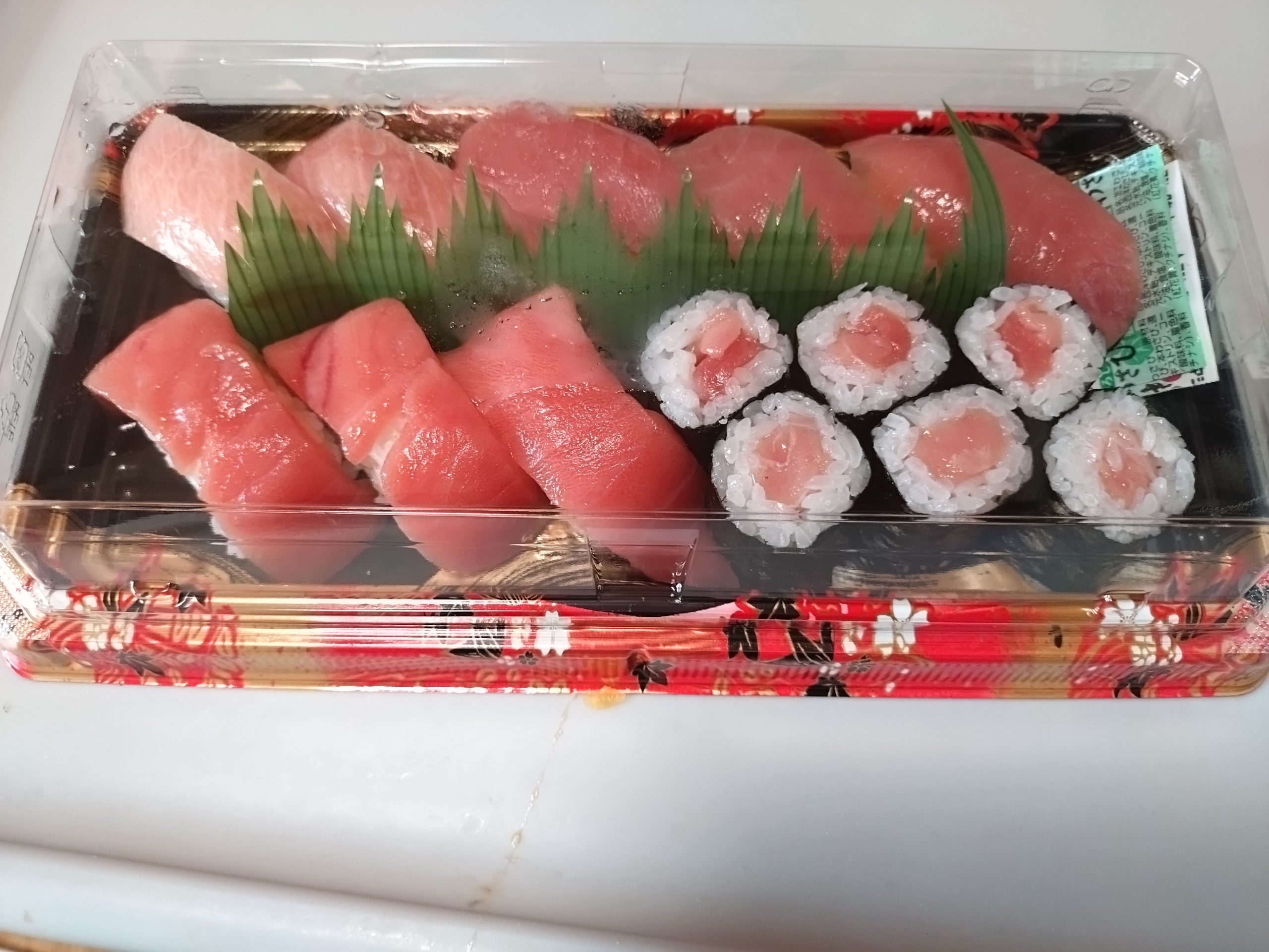 すし松の特上本鮪づくしをパックのふた付きで撮影した全体写真