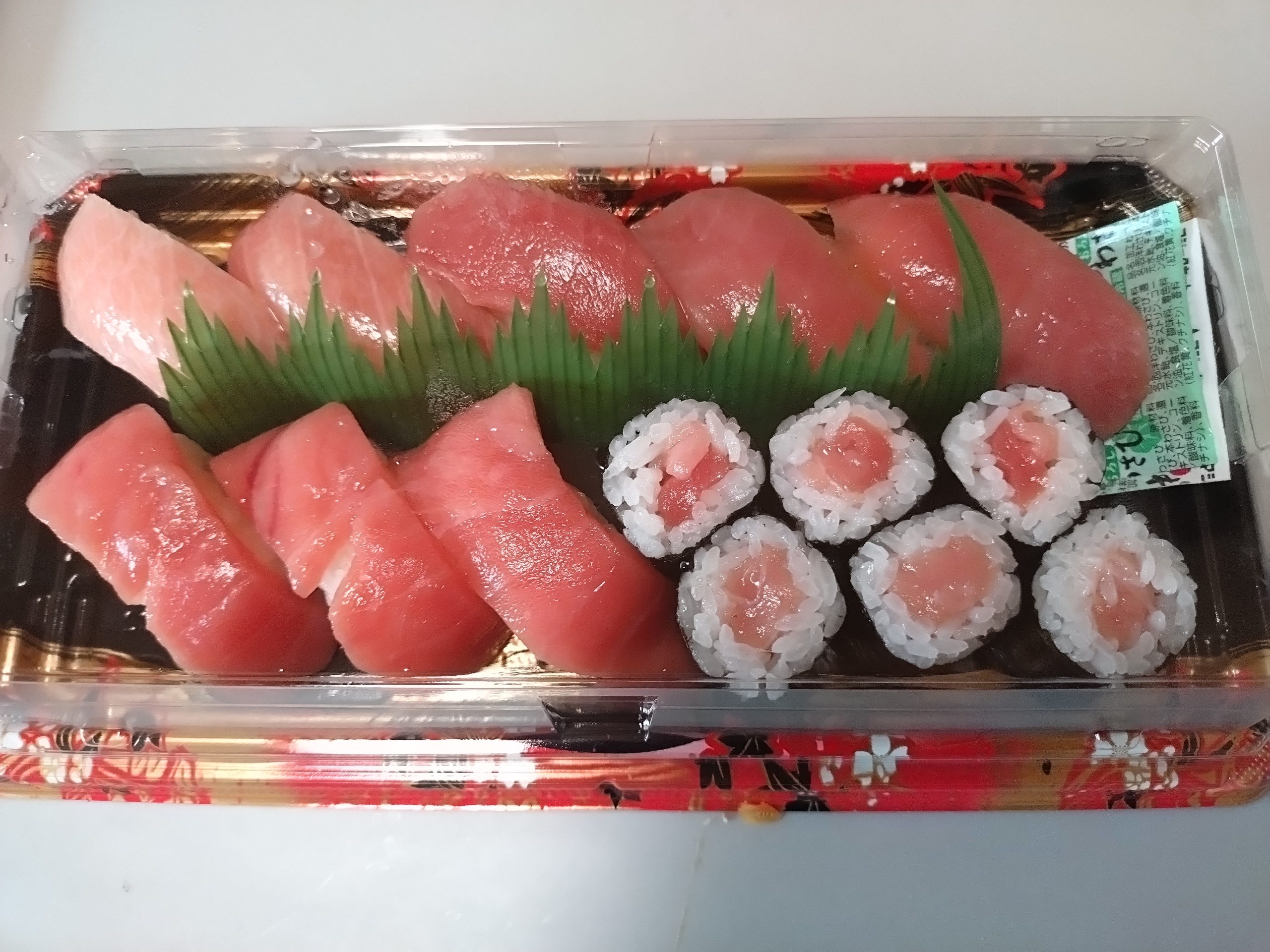 すし松の特上本鮪づくしを上から見た全体写真