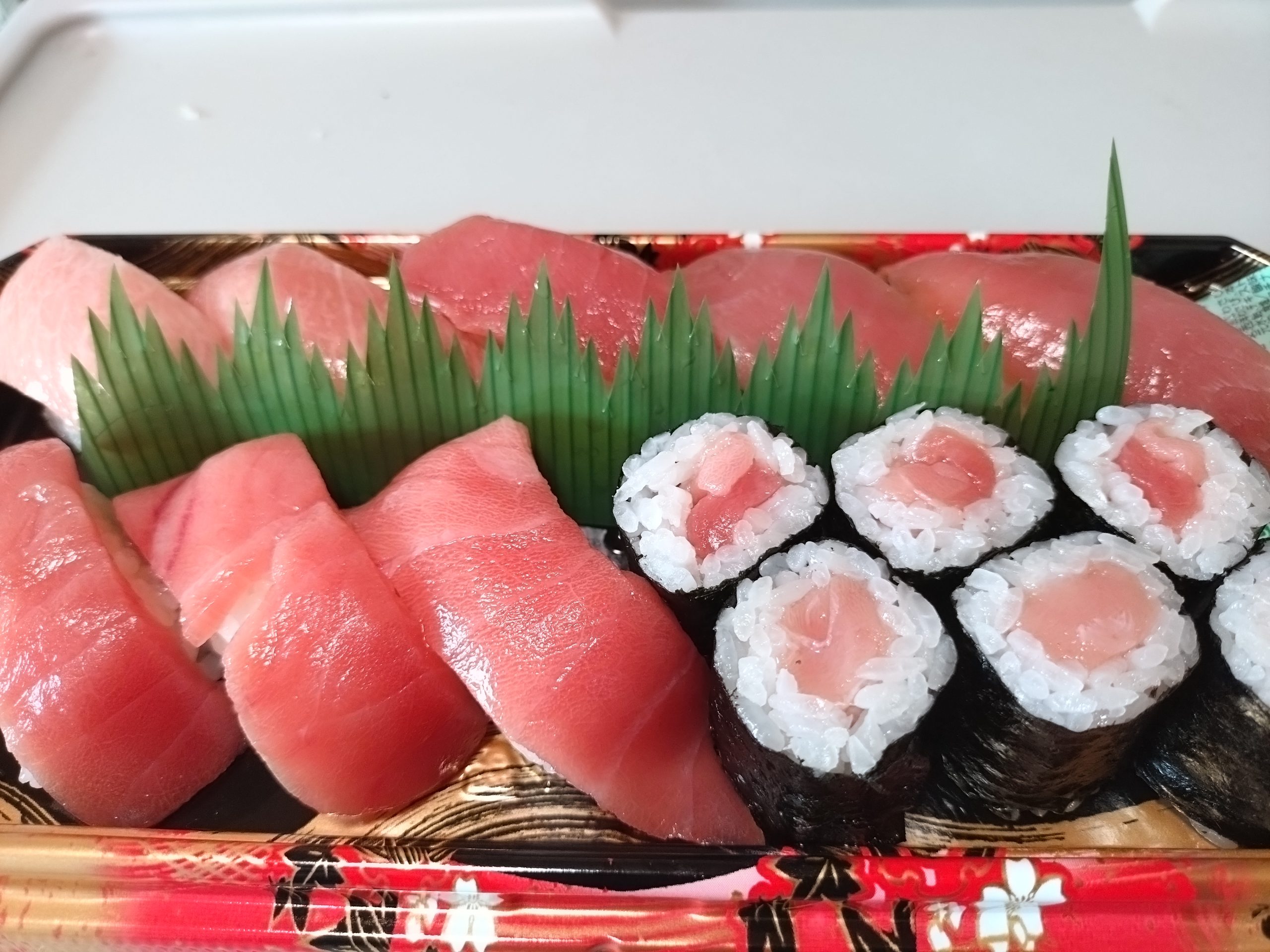 すし松の特上本鮪づくし全体を上から見た写真