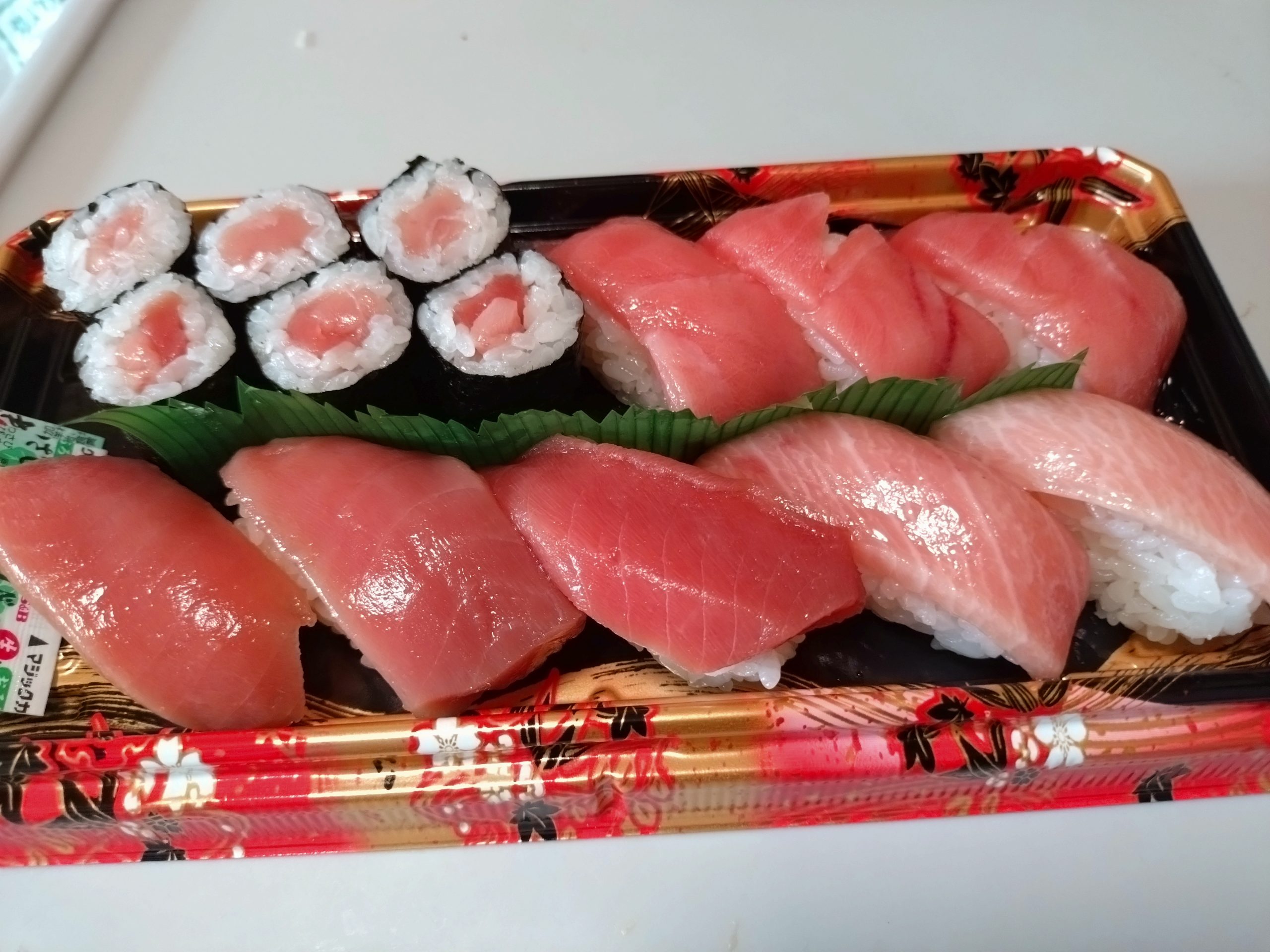 すし松の特上本鮪づくしを斜めから撮影した全体写真