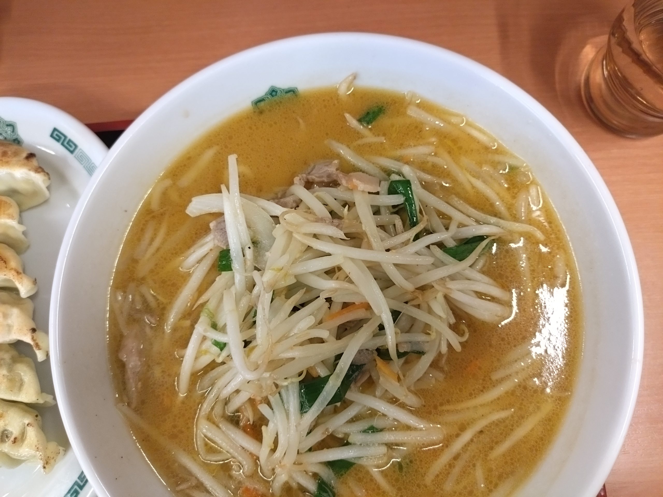 日高屋の味噌ラーメンを上から見た様子 日高屋の味噌ラーメンを上から撮影した写真