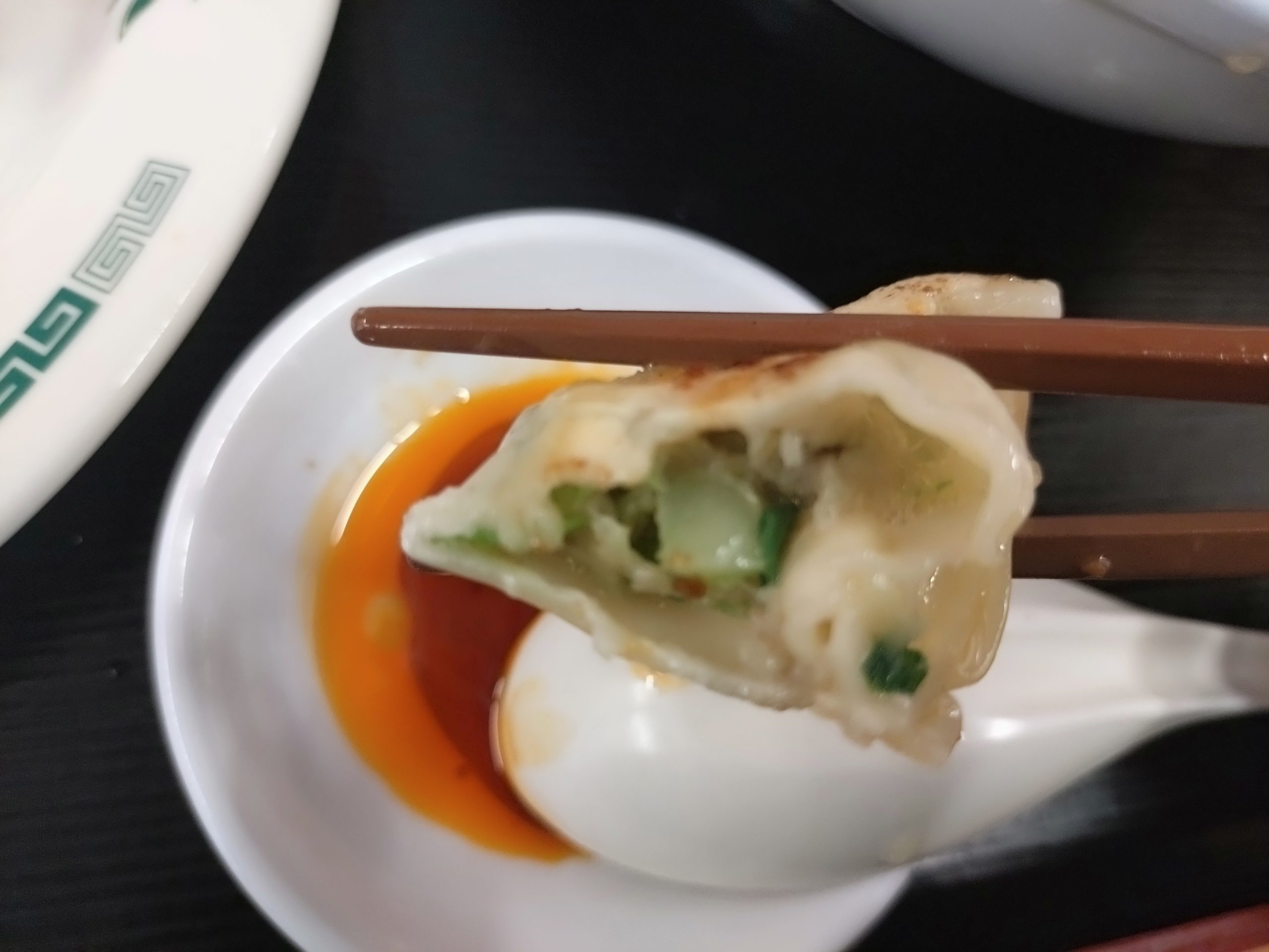 日高屋の餃子の断面を別角度から見た様子 日高屋の餃子の断面を別角度から撮影した写真