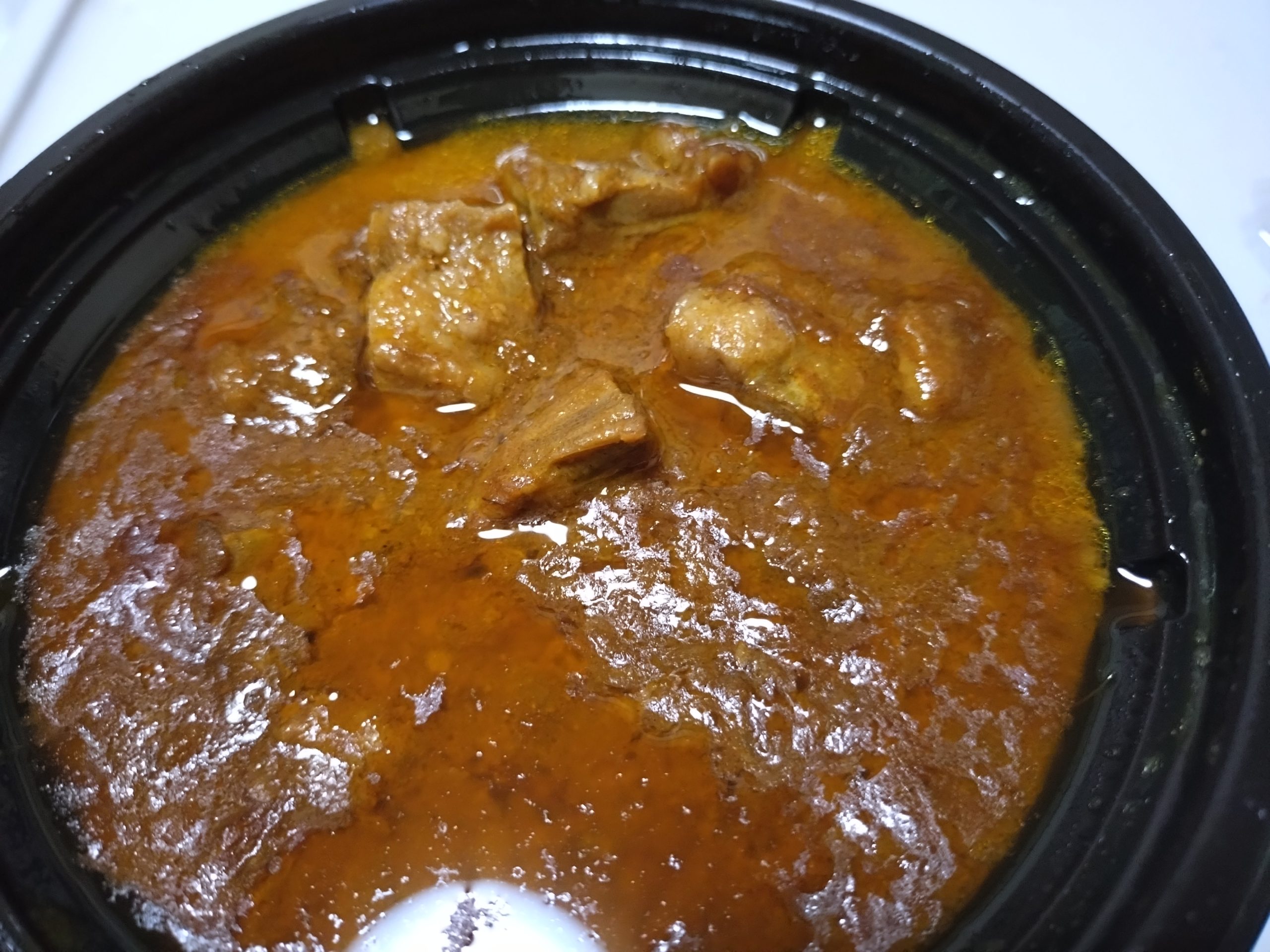 松屋 創業ビーフ牛タンカレーのごはん 松屋の創業ビーフ牛タンカレーのごはん容器。福神漬けがのっている