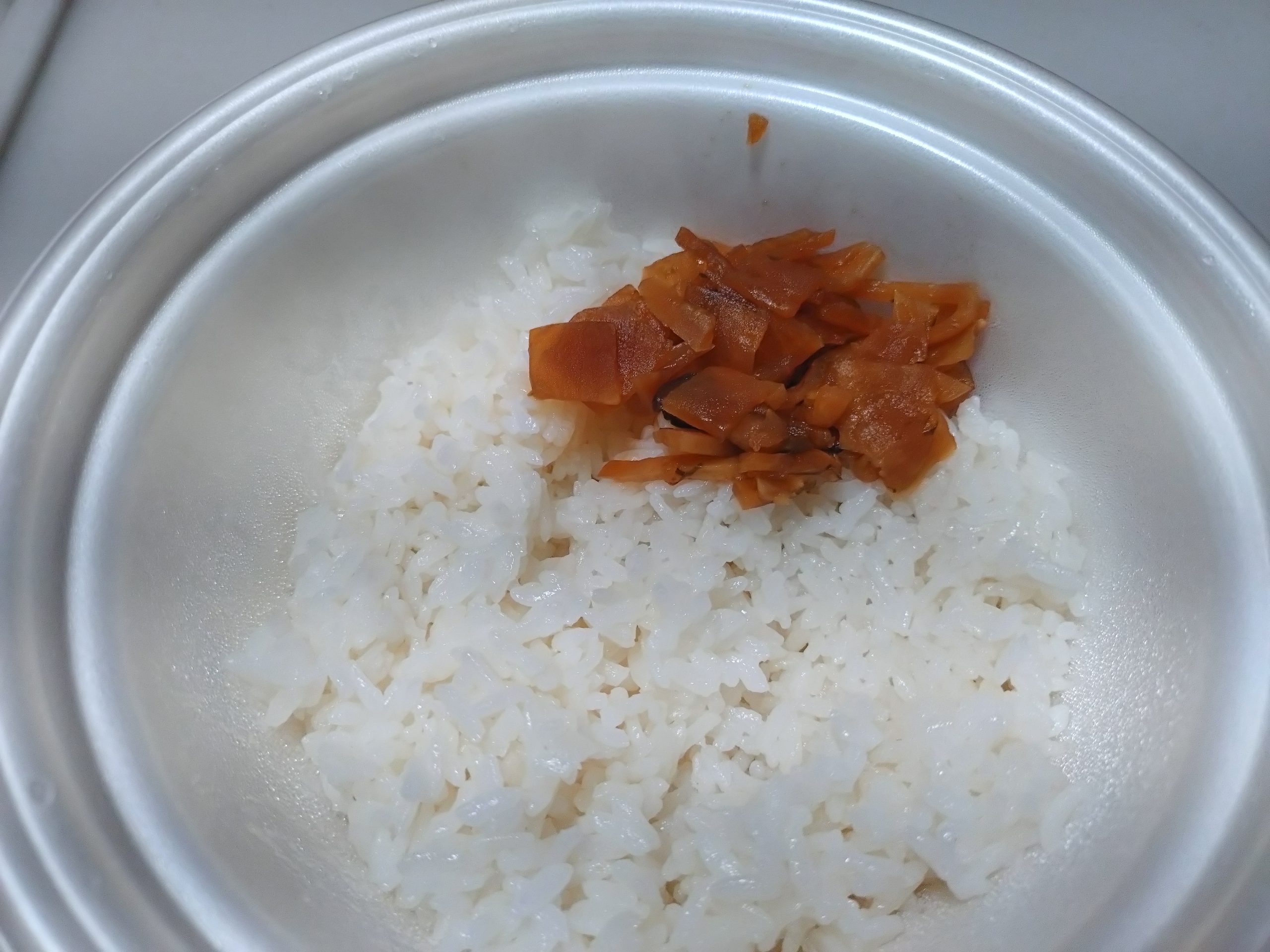 松屋 創業ビーフ牛タンカレーのテイクアウト全体 松屋の創業ビーフ牛タンカレーのテイクアウト全体。ごはんとカレーが別容器になっている