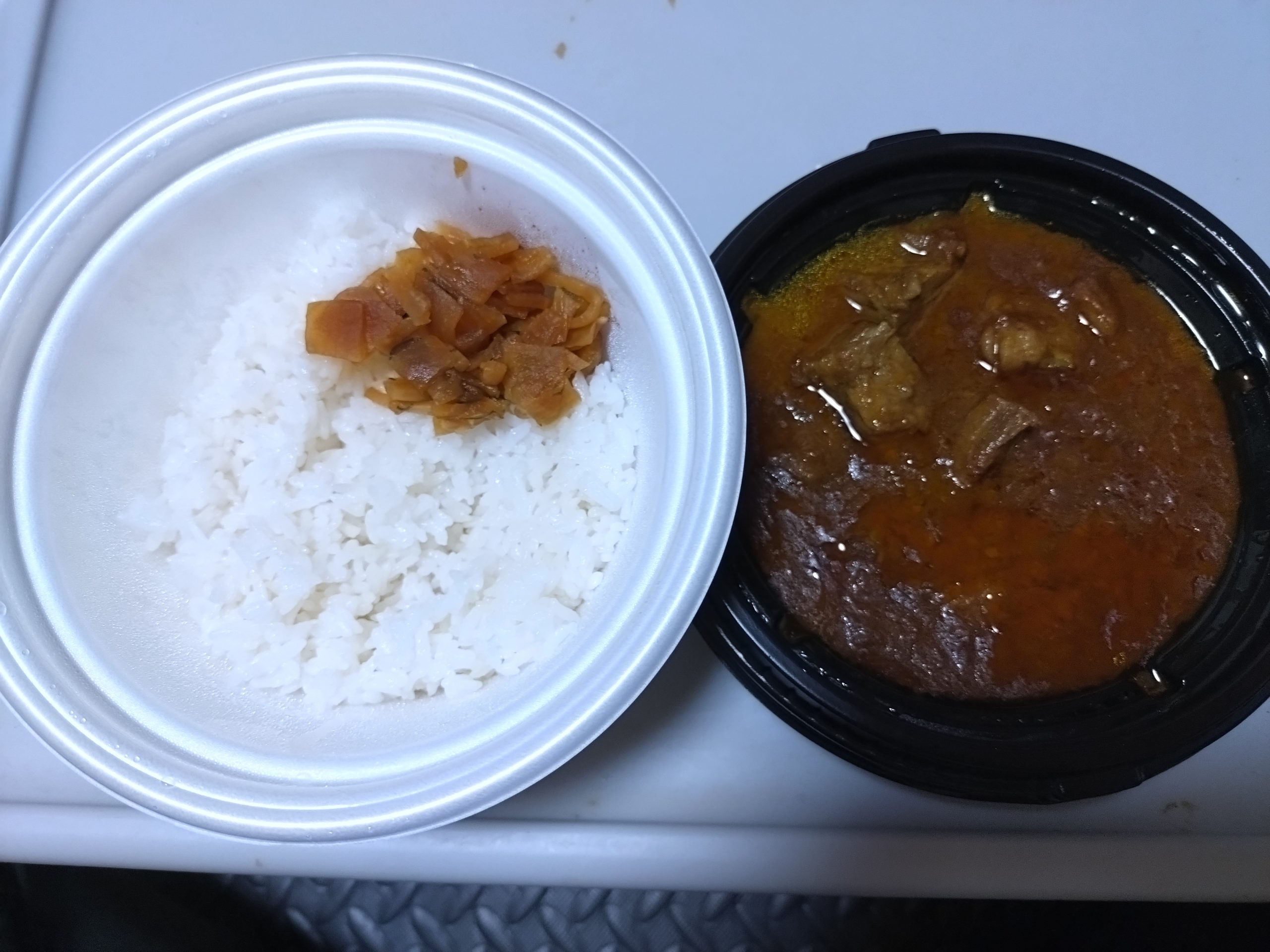 松屋 創業ビーフ牛タンカレーの肉アップ 松屋の創業ビーフ牛タンカレーの肉が見えるアップ写真