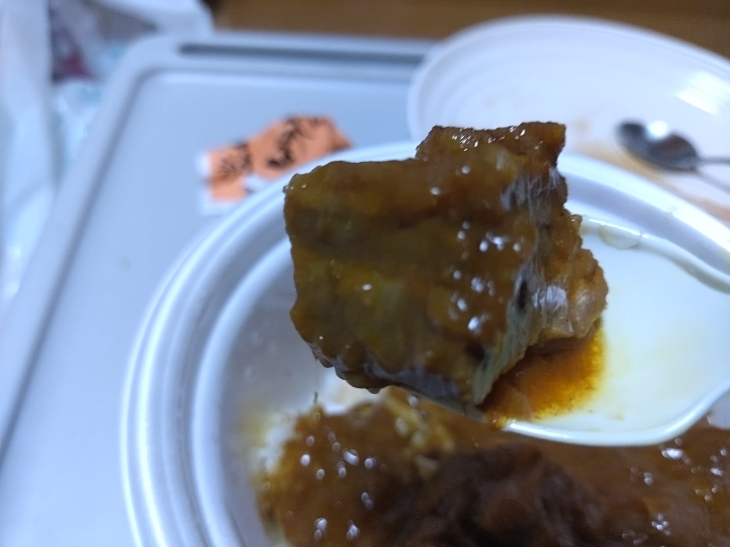 松屋 創業ビーフ牛タンカレーの肉の厚み 松屋の創業ビーフ牛タンカレーの肉をスプーンで持ち上げたアップ写真