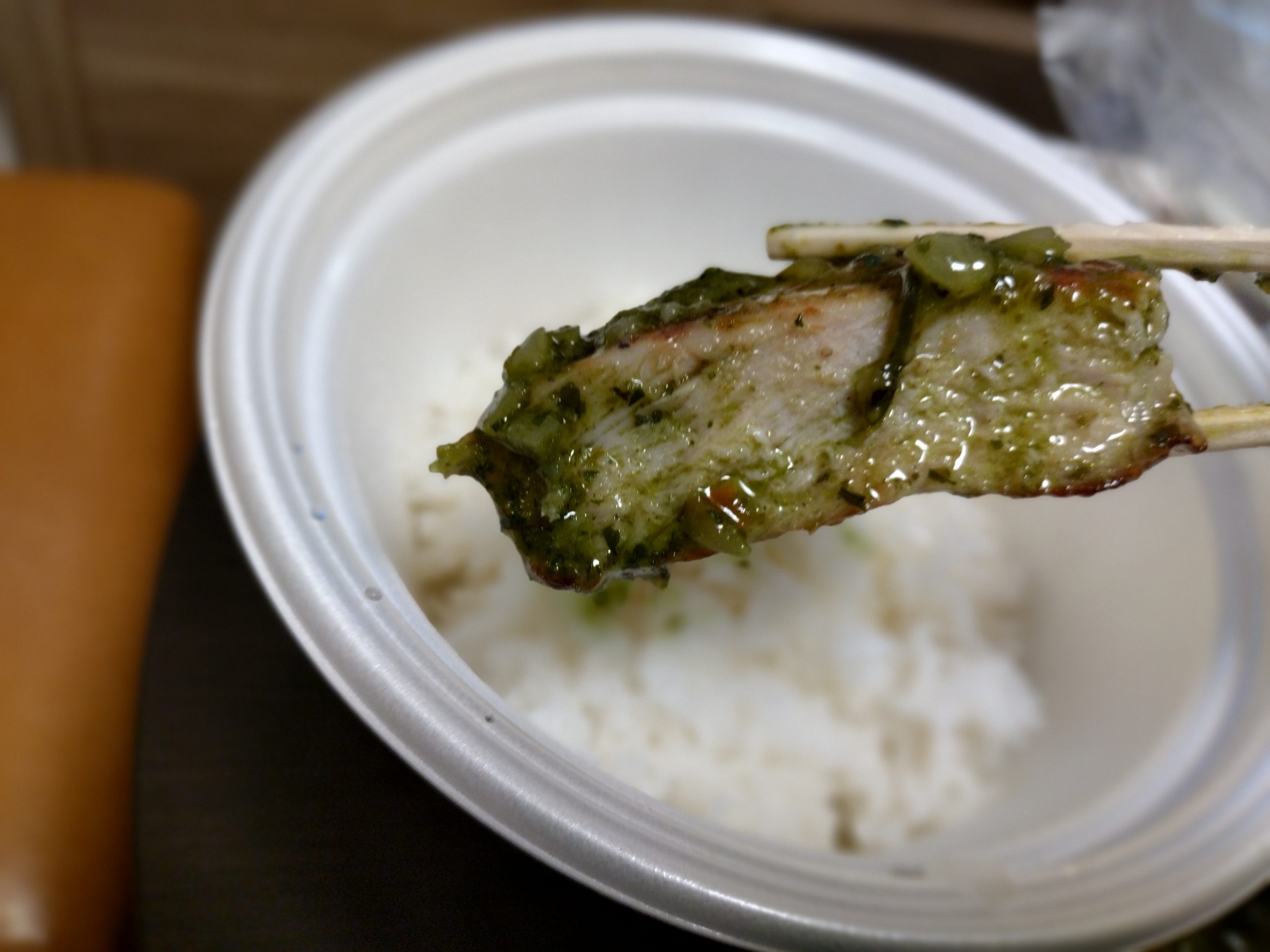 チミチュリソースがたっぷりかかった厚切りポークグリル