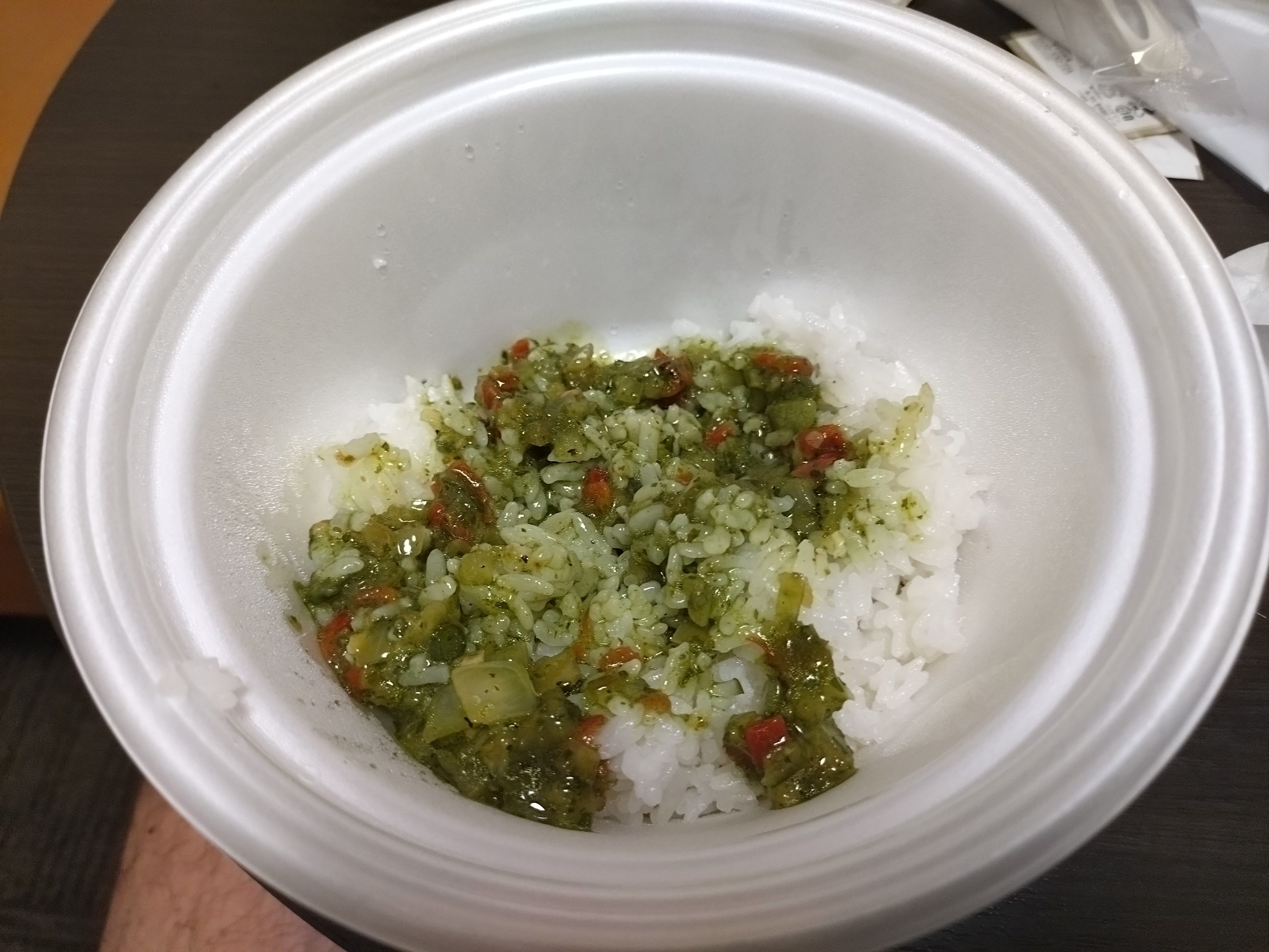 チミチュリソースを白ご飯に乗せた状態