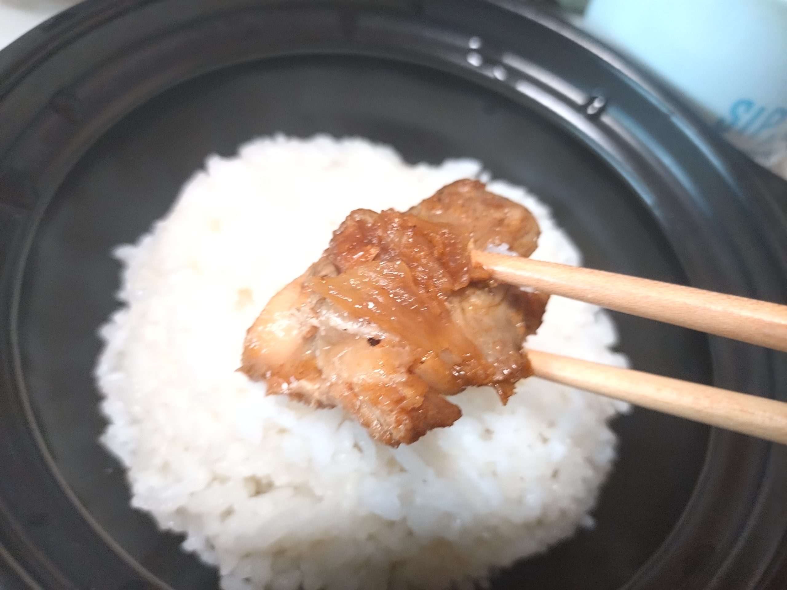 鶏肉アップ 箸上げカット 鶏のバター醤油炒めの肉を箸で持ち上げた様子