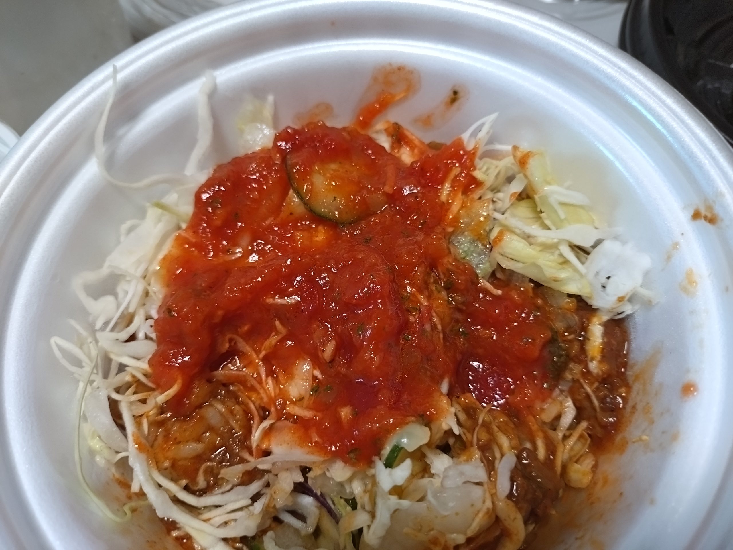 松屋 タコライス サルサ後 サルサソースをかけたタコライス