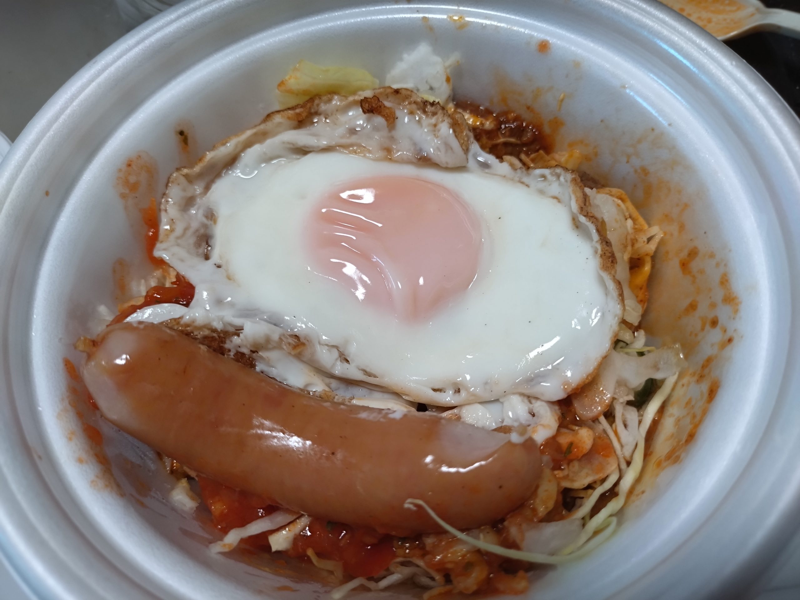 松屋 ソーセージエッグタコライス並盛 松屋のソーセージエッグタコライス並盛に目玉焼きとソーセージをのせた状態