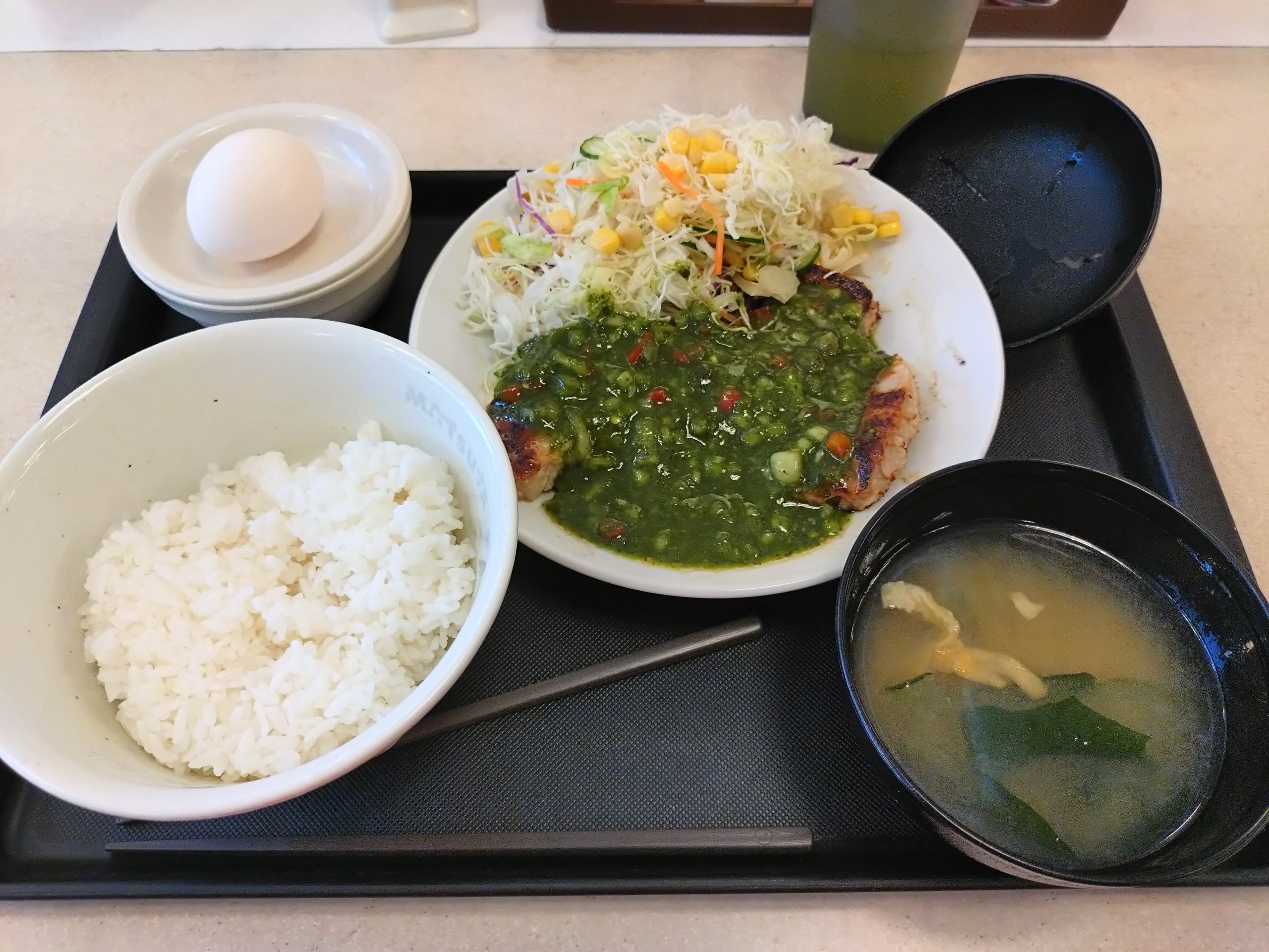 松屋 チミチュリソース厚切りポークグリル定食 松屋のチミチュリソース厚切りポークグリル定食と生卵