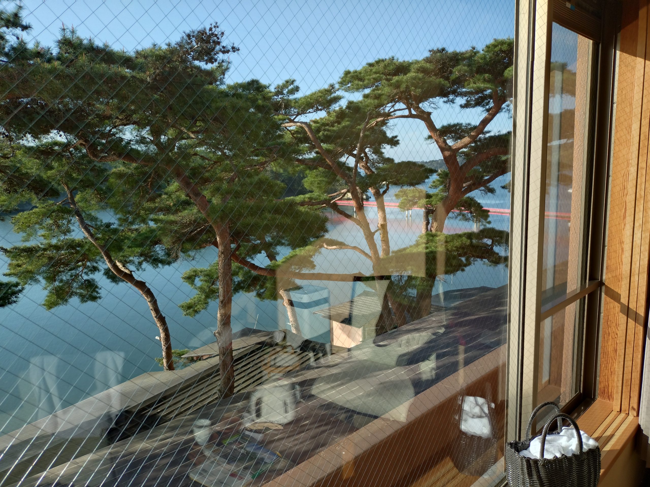 松島の島々が広がる客室からの眺め 松島湾に浮かぶ島々を部屋から望む景色