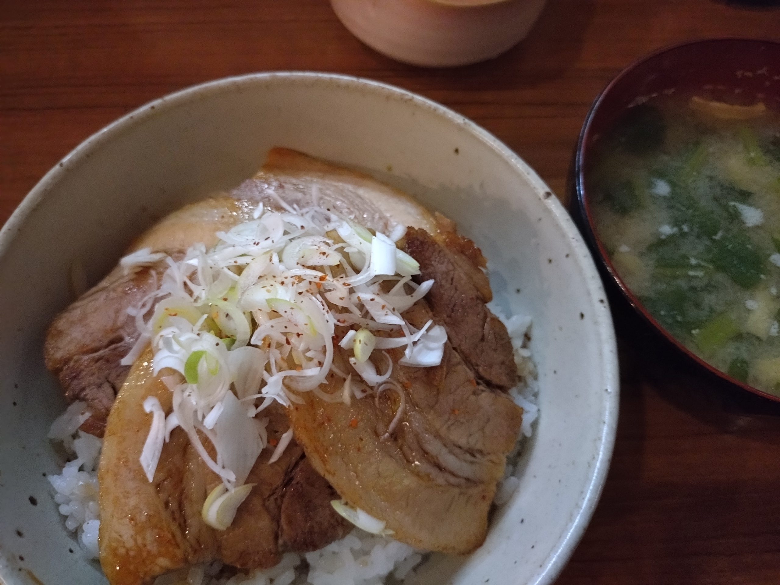 炙り豚丼 豚肉アップ 炙り豚丼の豚肉アップ