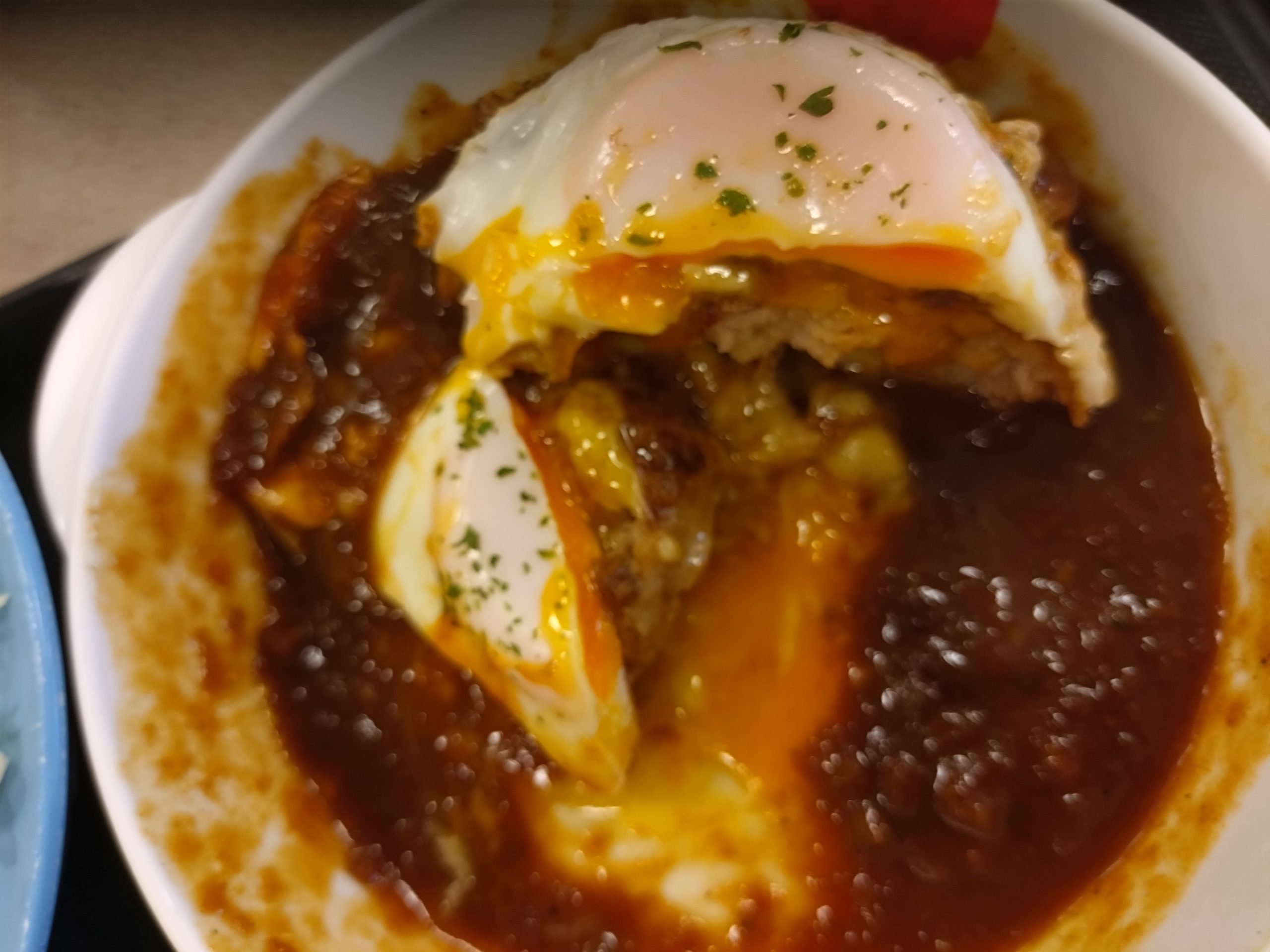 目玉焼きを割った溢れる3種の濃厚チーズINデミたまハンバーグ 目玉焼きを割った溢れる3種の濃厚チーズINデミたまハンバーグ