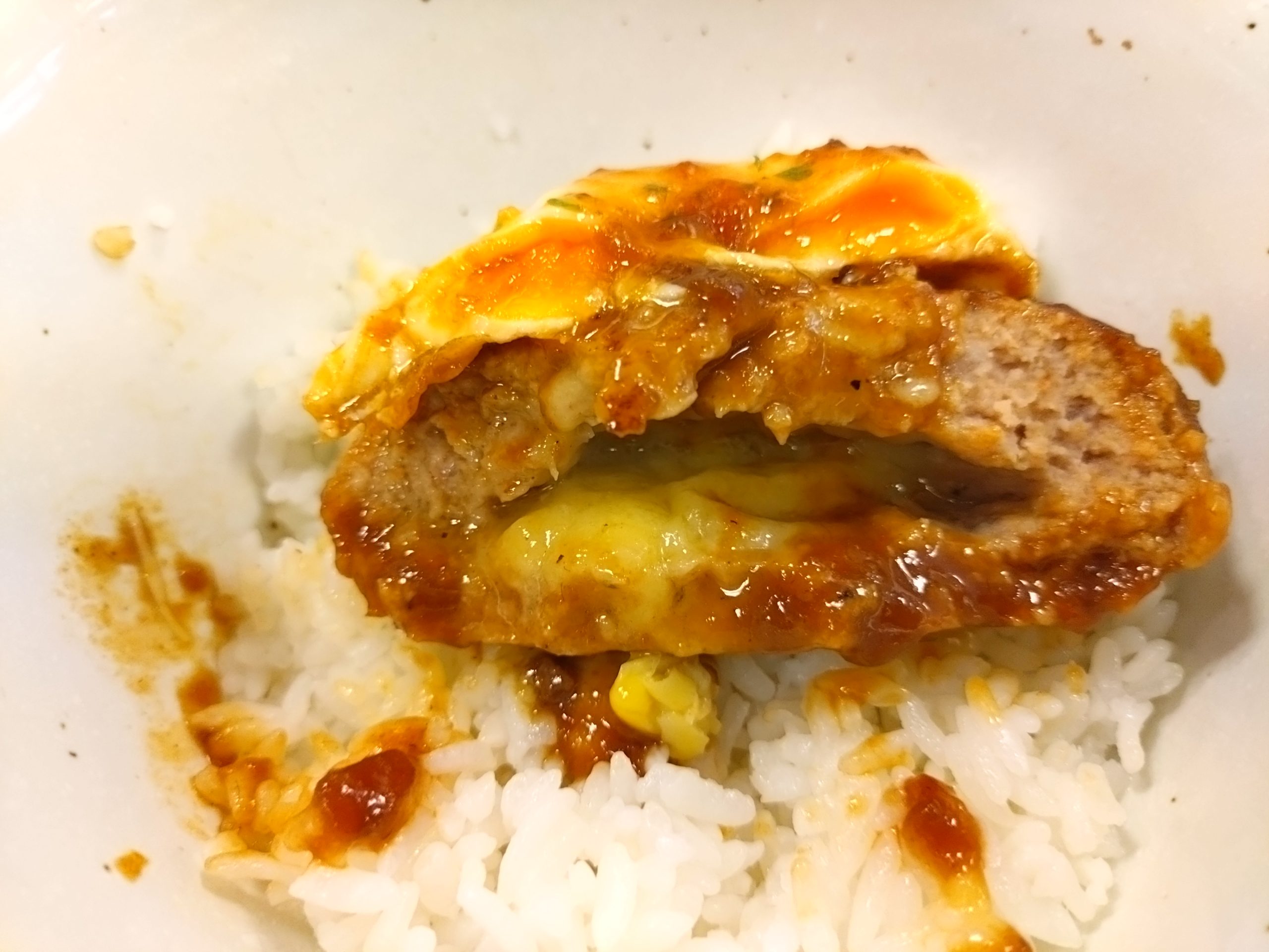 ご飯と一緒に食べるハンバーグと目玉焼き ご飯と一緒に食べるハンバーグと目玉焼き