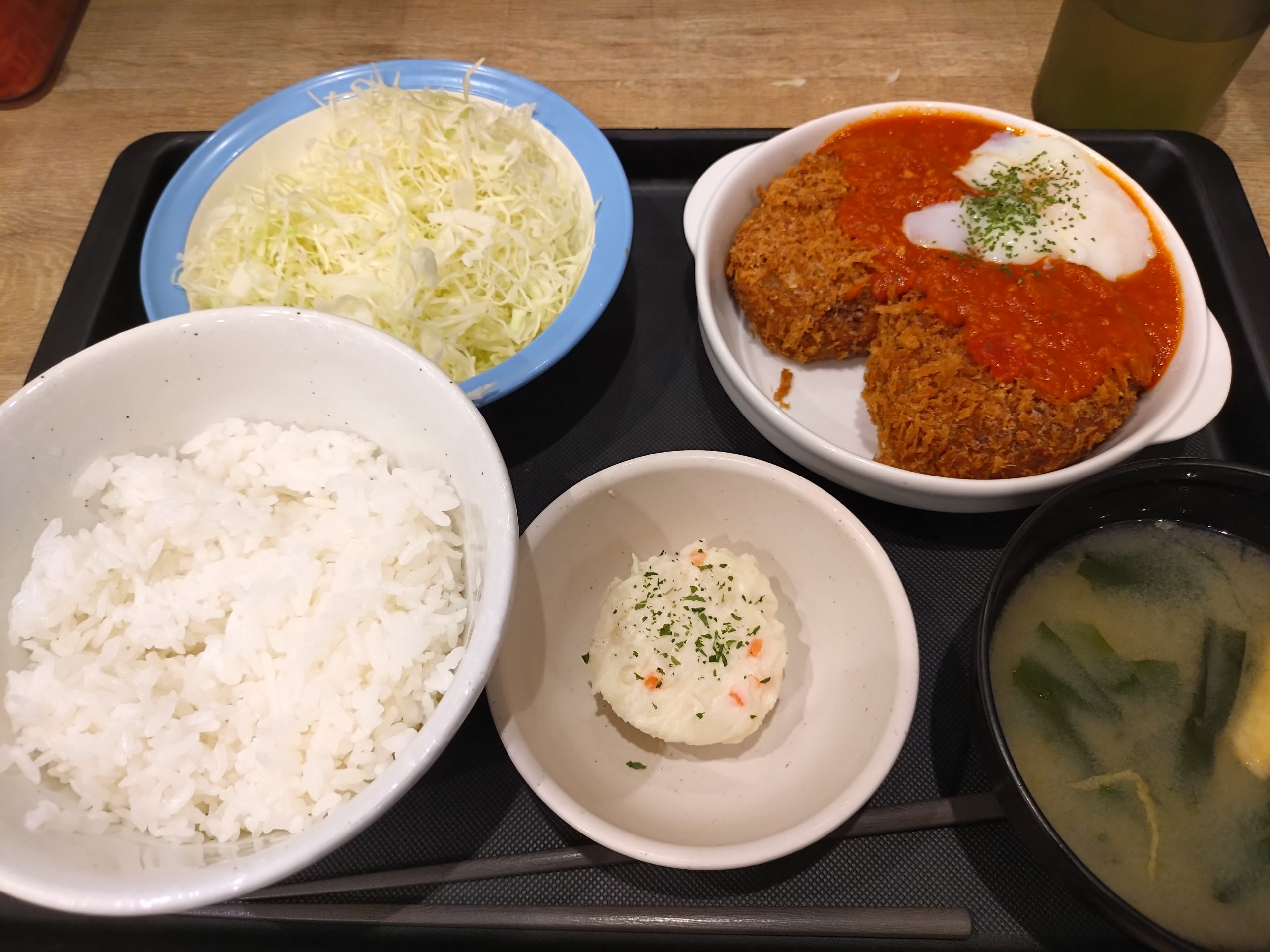 松のや うまトマメンチかつ定食 全景 クーポンのポテサラ付き 松のや うまトマメンチかつ定食 全景 クーポンのポテサラ付き