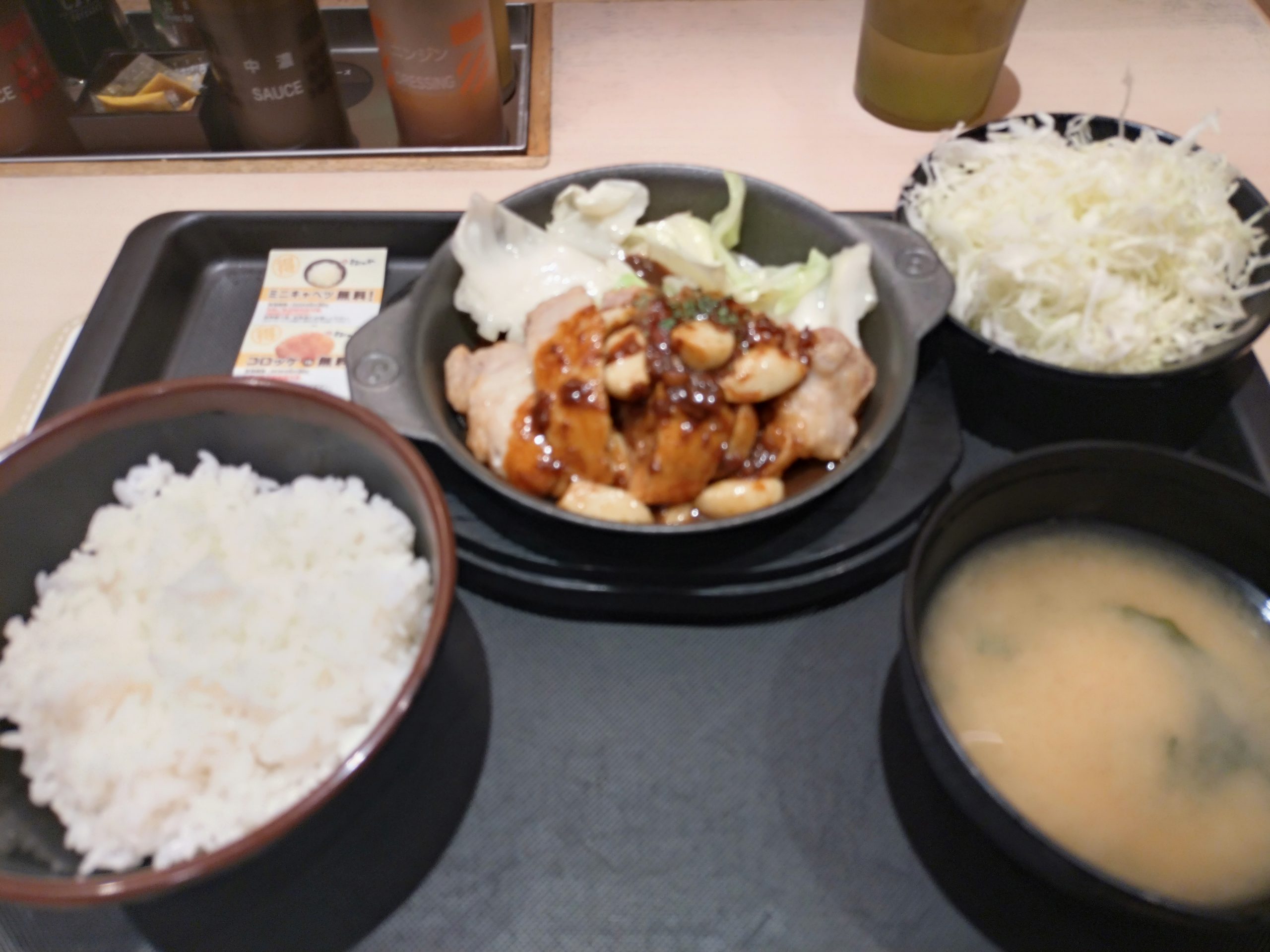 にんにく醤油の揚げる厚切り豚テキ定食 全景 松のやのにんにく醤油の揚げる厚切り豚テキ定食全景