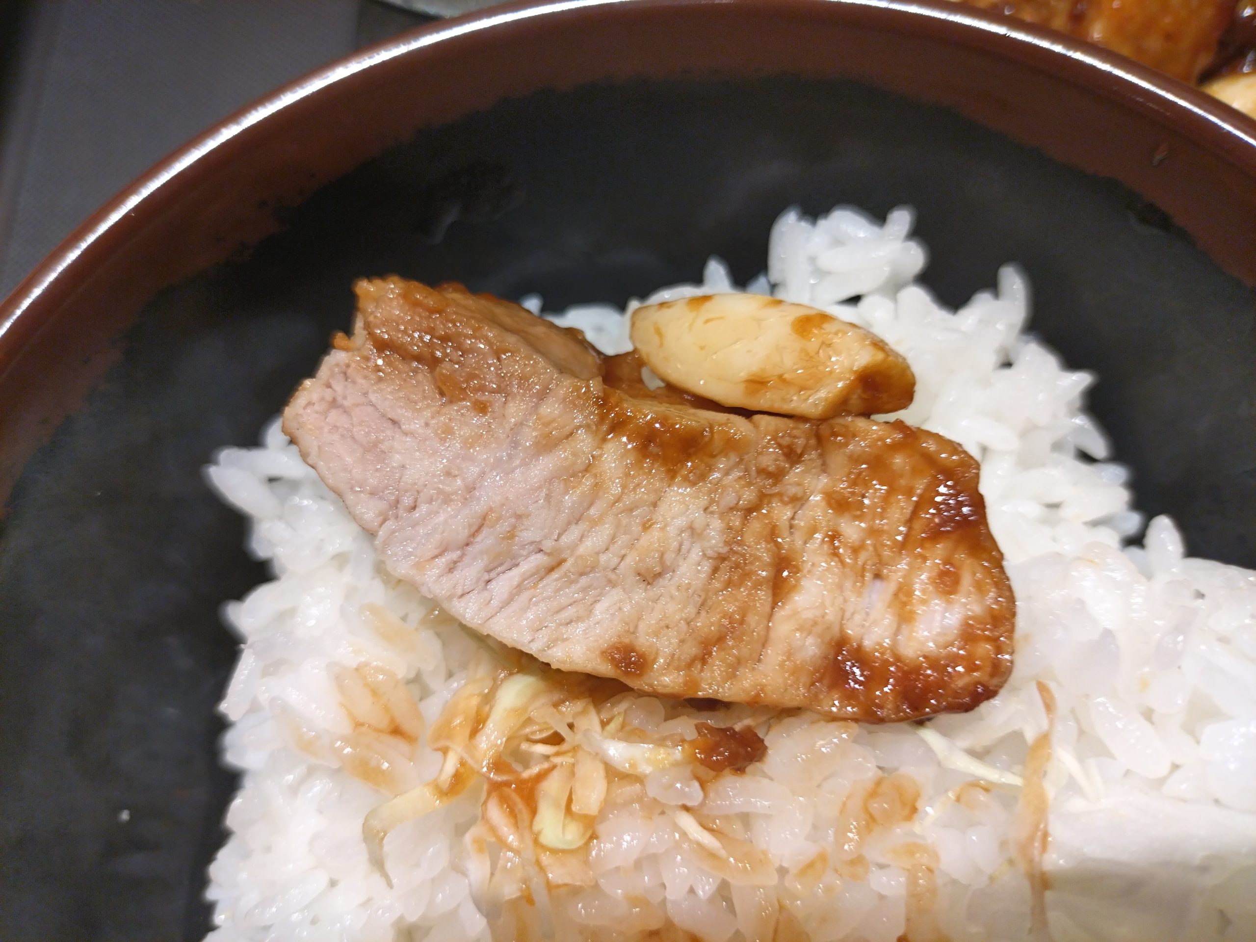 厚切り豚テキ オンザライス 厚切り豚テキをオンザライスした様子